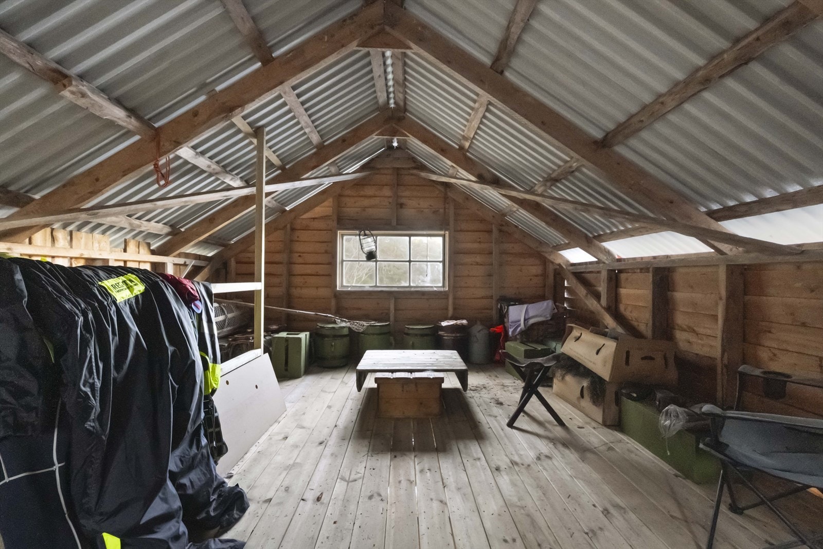 Hemsen i sjøbua vart bygd i 2023 og gir ekstra lagringsplass Galleribilde