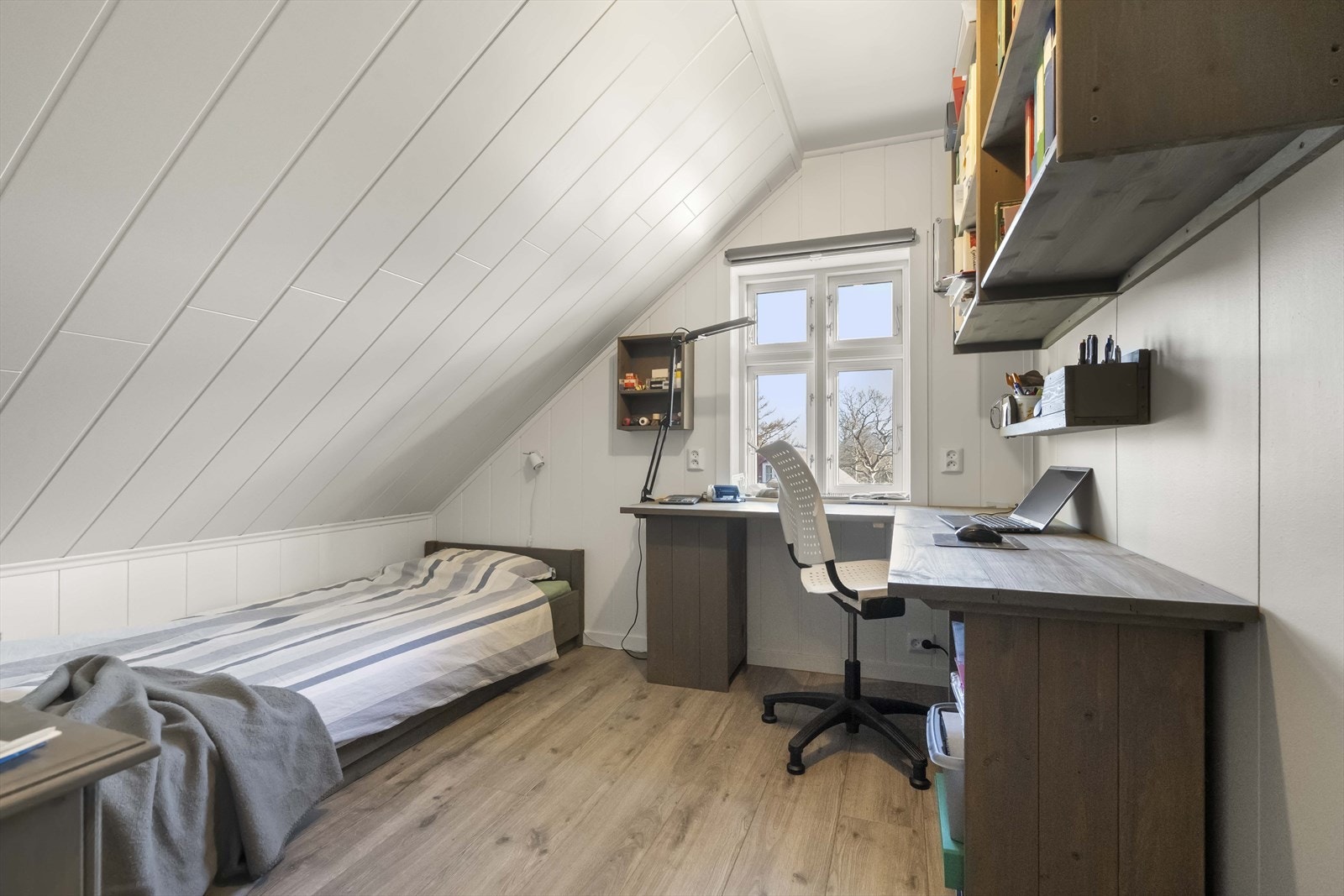 Lyst og funksjonelt rom med plass til seng og arbeidsbord. Galleribilde