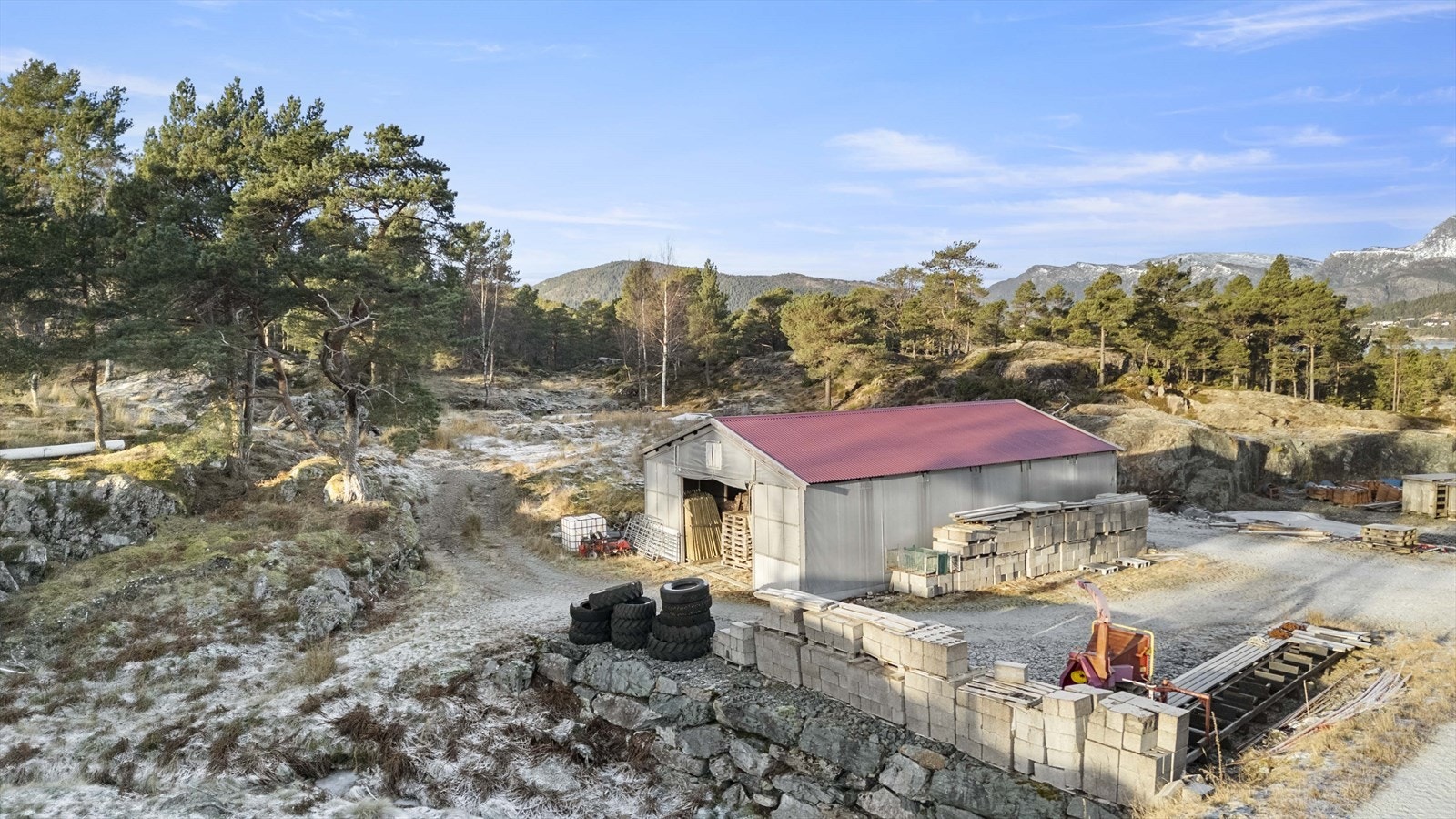 Arbeidsbygg/lagerhall på 95 m² frå 2012, ideell for vedproduksjon og lagring av maskiner. Galleribilde
