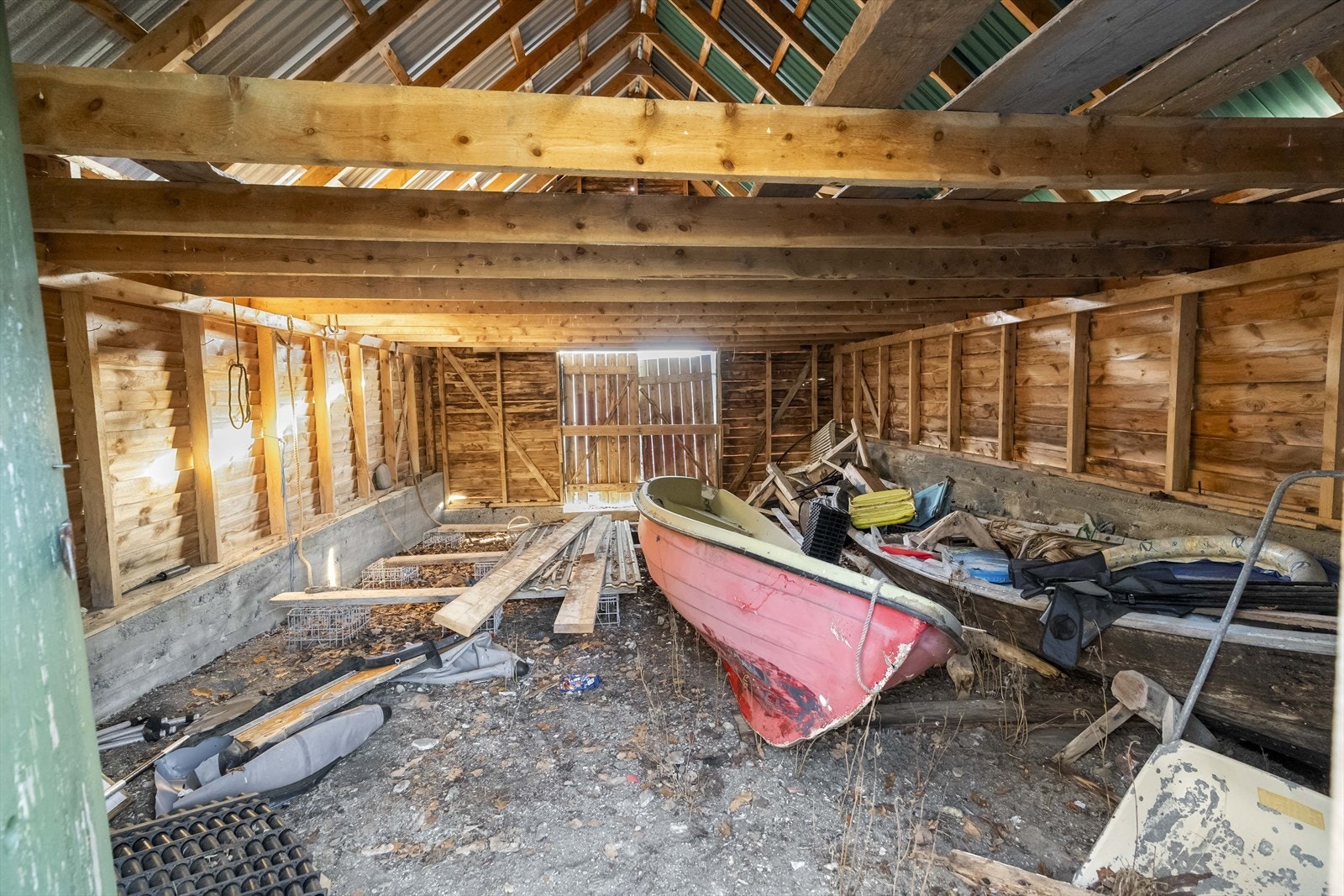 Innvendig byr naustet på god plass til båt og fiskeutstyr. Galleribilde