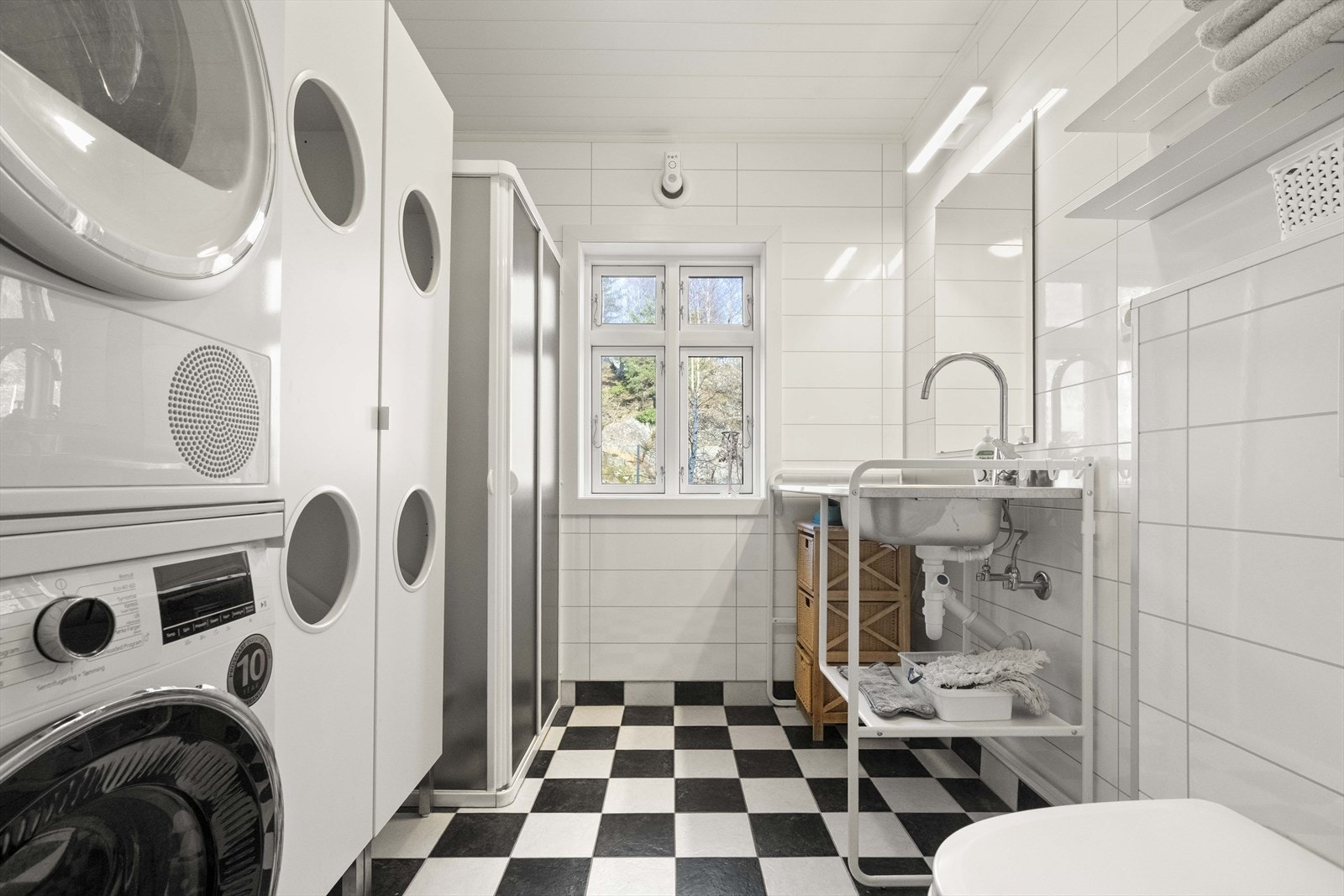 Praktisk vaskerom, oppgradert i 2021, med flislagt golv med varmekablar, vegghengt toalett og dusj. Galleribilde