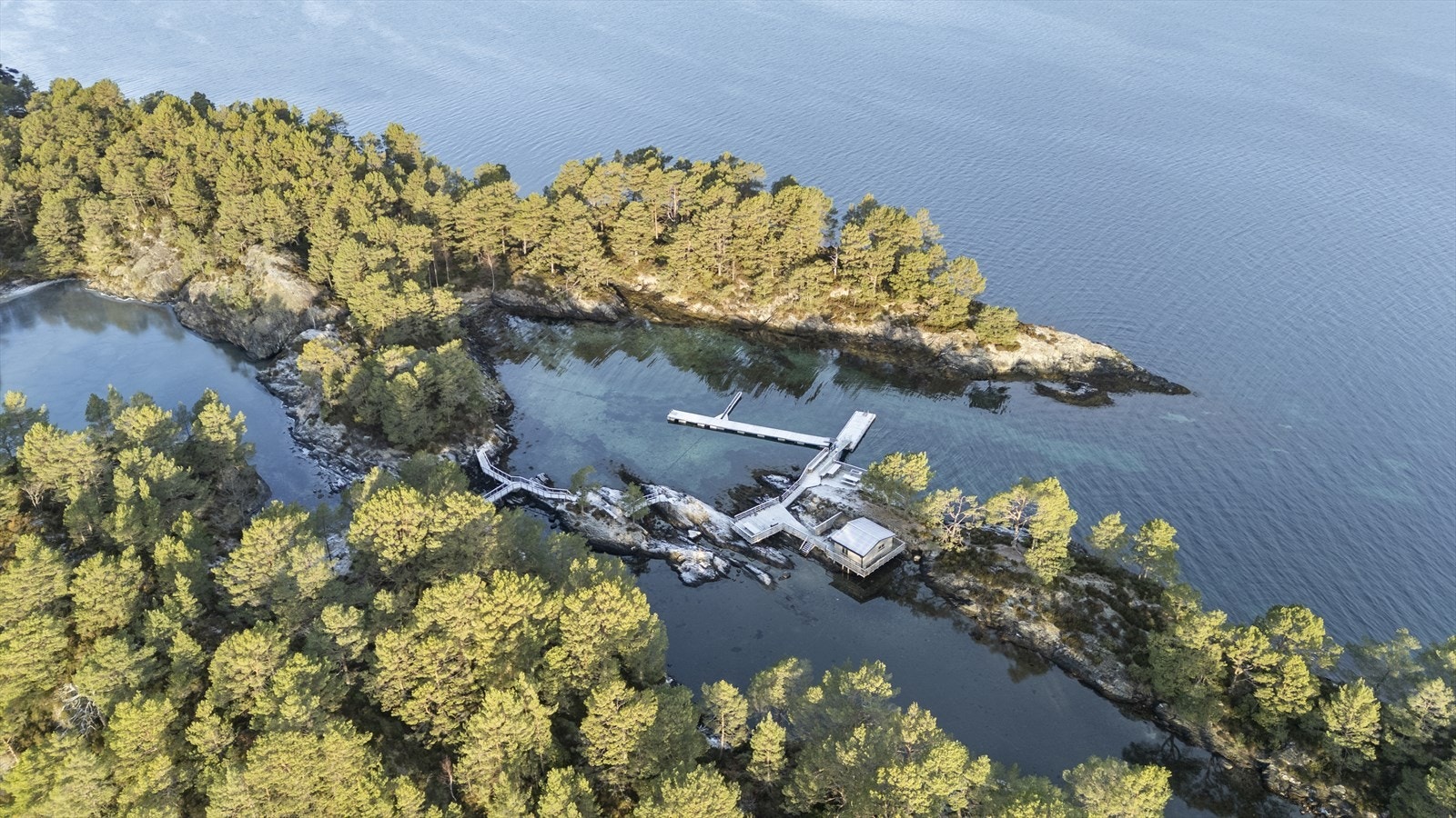 Ålvora har eiga uthamn som er populær blant båtturistane Galleribilde