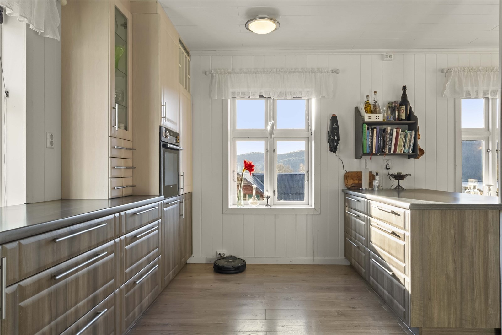 Vindauga frå 2014-2016 slepp inn godt med lys og gir utsyn over tunet. Galleribilde