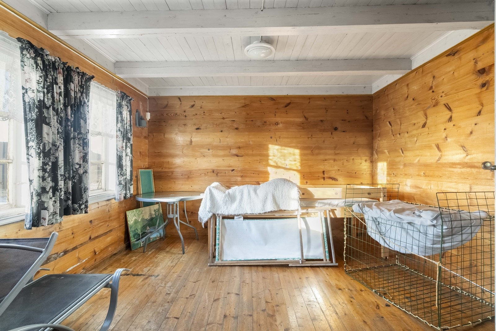 Innvendig har kårhuset eldre overflater og tømmervegger som vitnar om byggeåret. Galleribilde