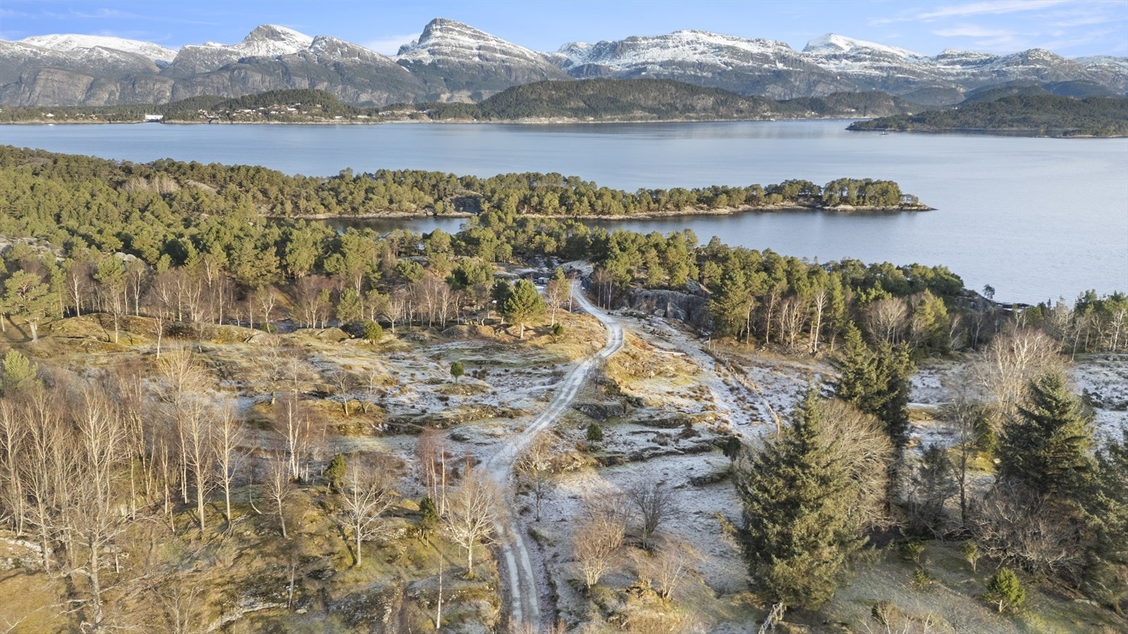 Eigedomen ligg på ei frodig og skogkledd øy med storslått utsikt mot fjell og fjord. Galleribilde