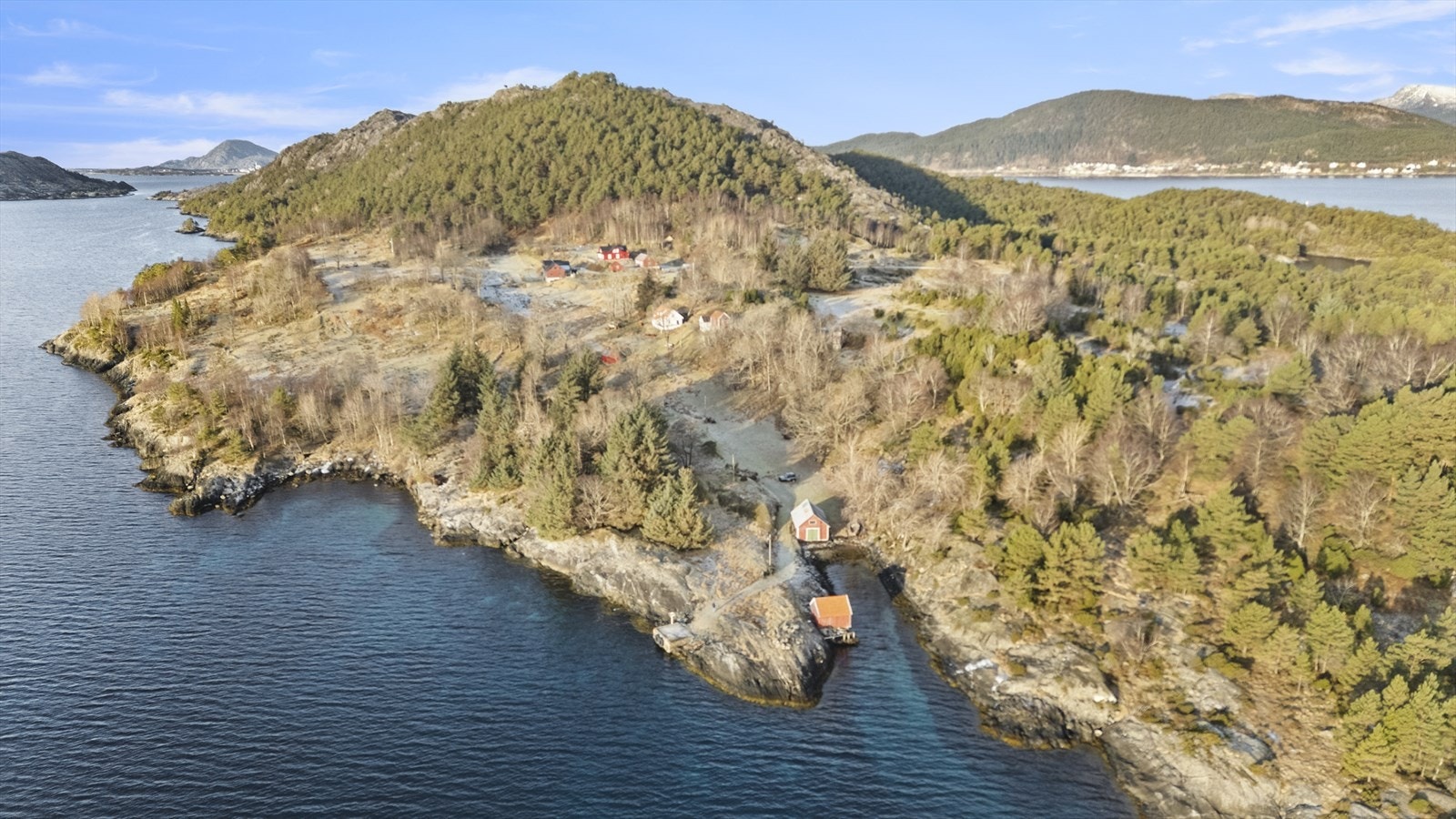 Eit oversiktsbilete som viser plasseringa av garden på øya. Galleribilde