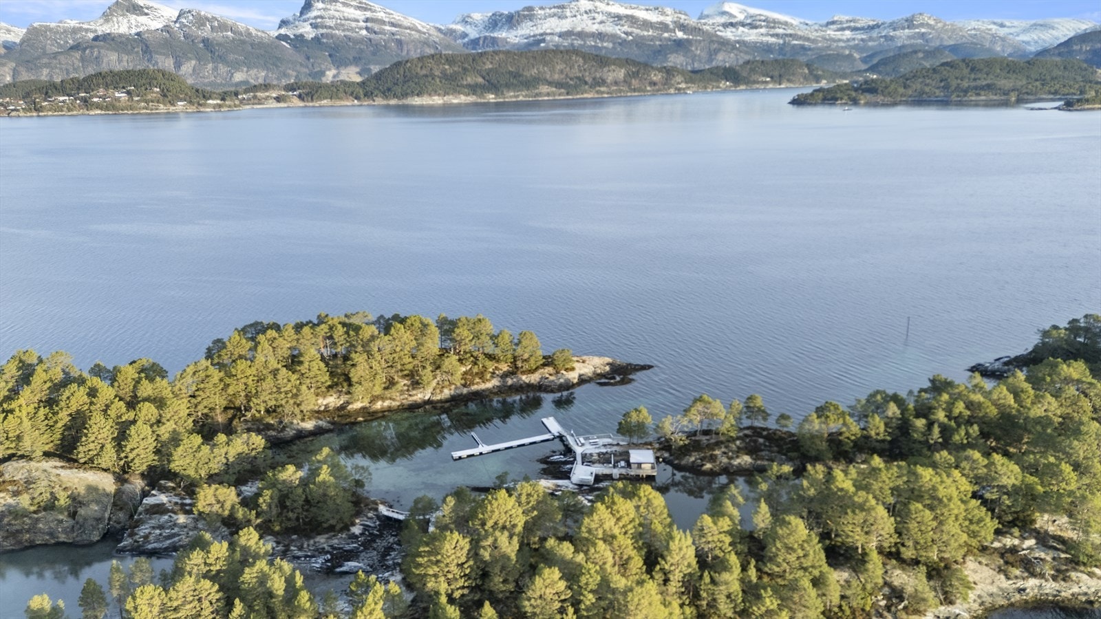 Frå kaia har ein utsikt mot fjellheimen på fastlandet. Galleribilde
