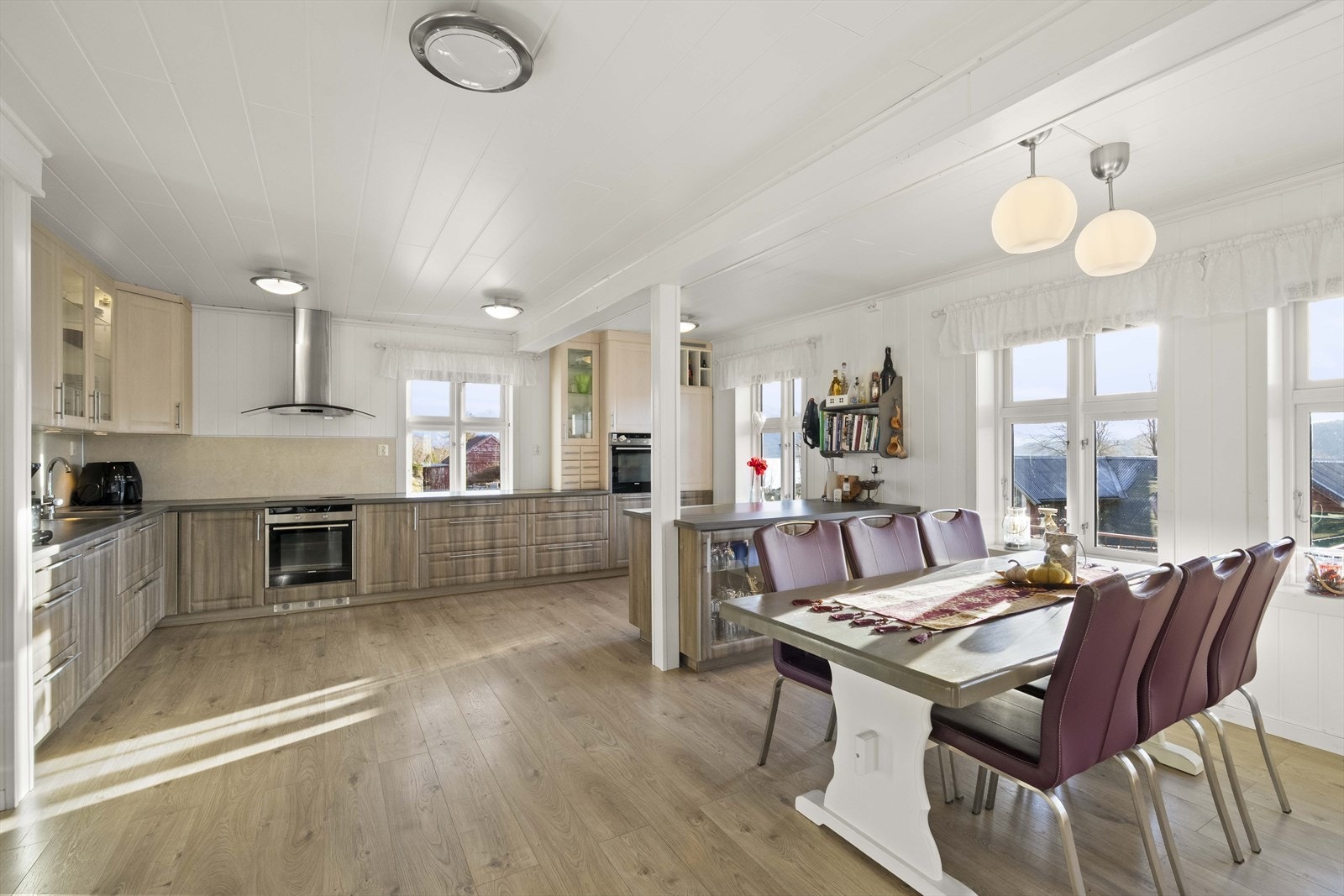 Den opne løysinga mot spisestova skaper eit sosialt og naturleg samlingspunkt i heimen. Galleribilde