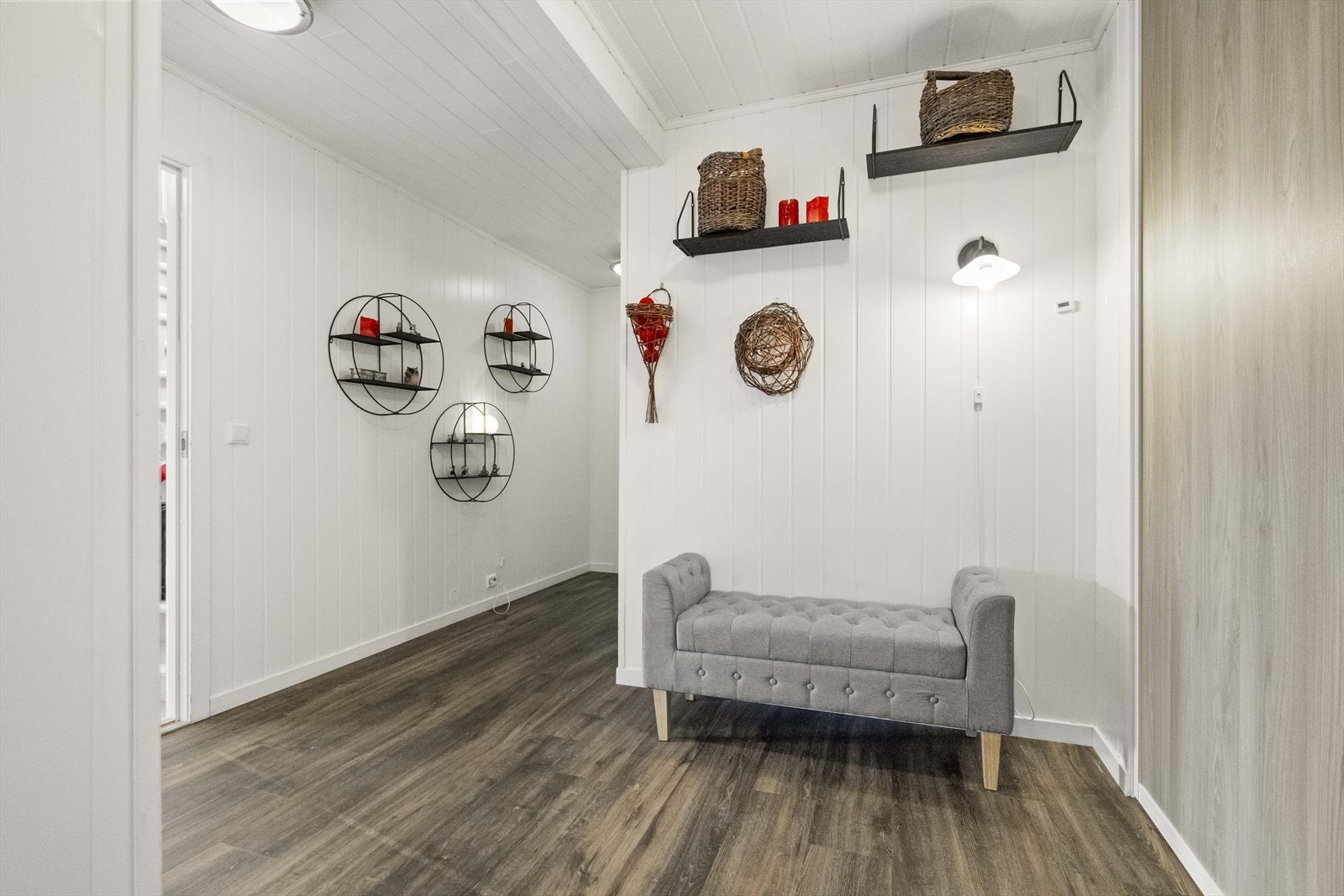 Gangen bind saman dei ulike delane av første etasje. Overflatene i bustaden vart i stor grad modernisert i perioden 2013-2016. Galleribilde