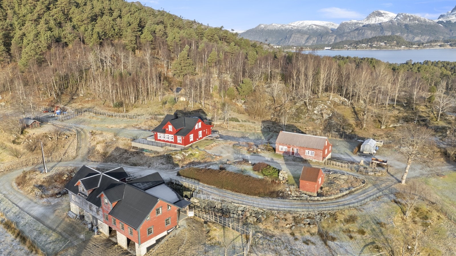 Ein velhalden landbrukseigedom på den idylliske øya Ålvora, sentralt plassert mellom Solheimsfjorden og Høydalsfjorden - drivhuset var nytt i 2024 Galleribilde