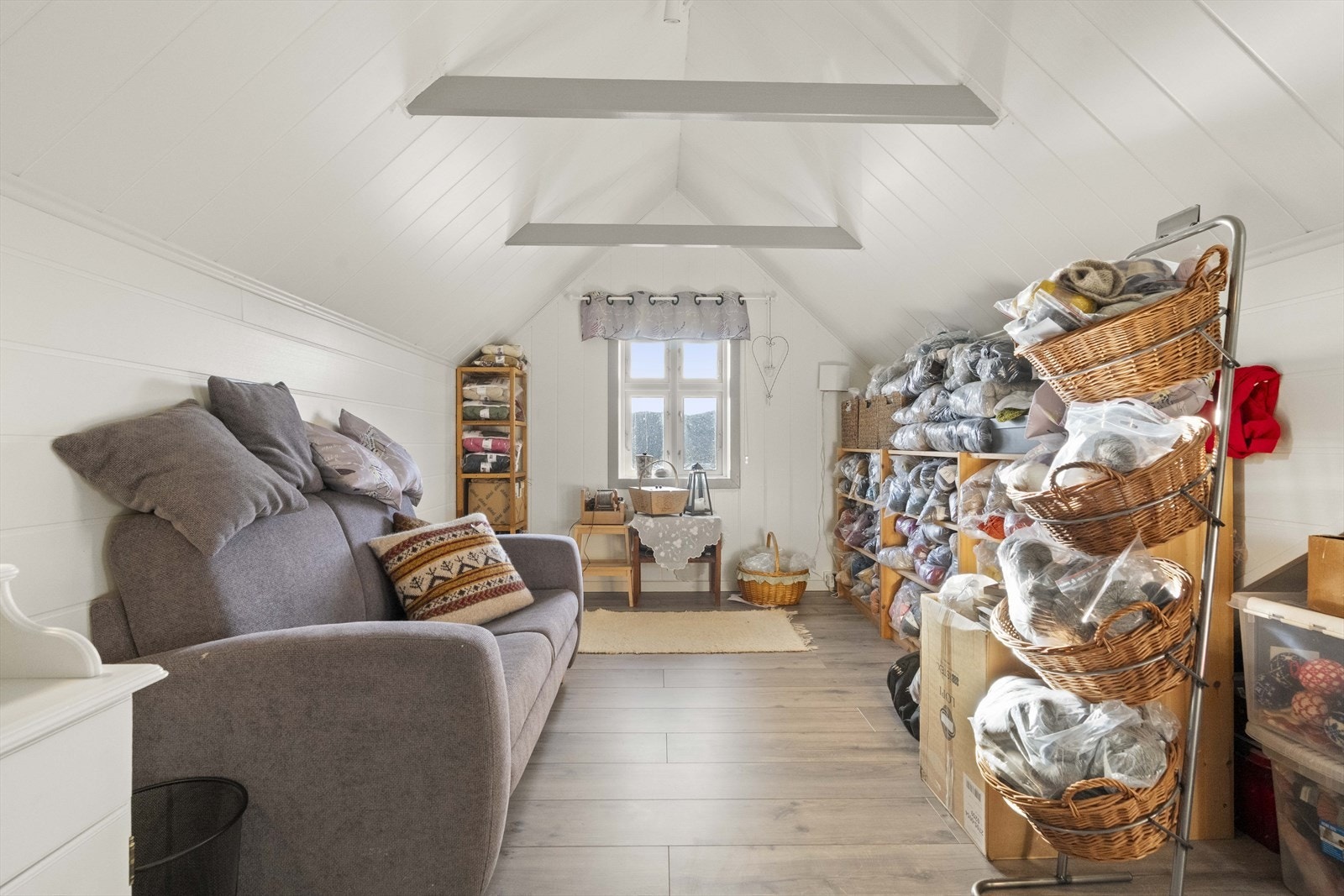 Loftstova i andre etasje er open mot gangen og fungerer som eit fleksibelt ekstra opphaldsrom. Galleribilde