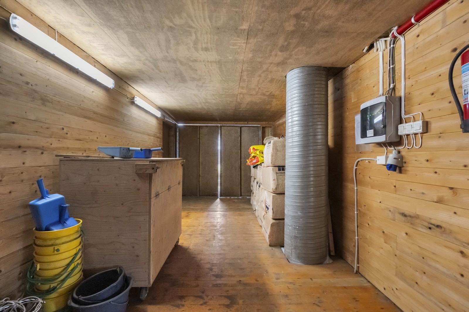 Praktisk lagringsplass i driftsbygningen. Galleribilde
