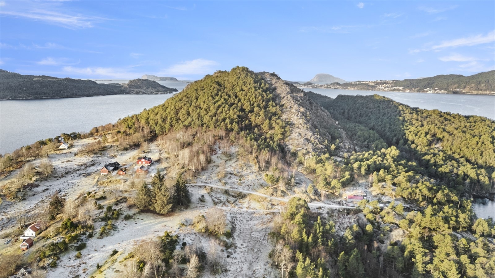 Landskapet rundt byr på flotte turmoglegheiter i variert terreng. Galleribilde