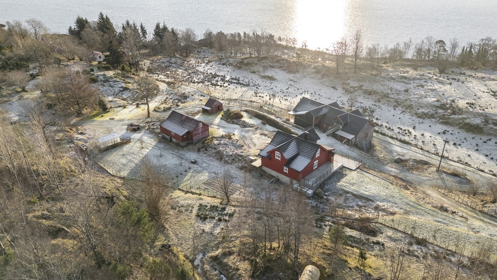 Eit fugleperspektiv av det velhaldne tunet. Galleribilde
