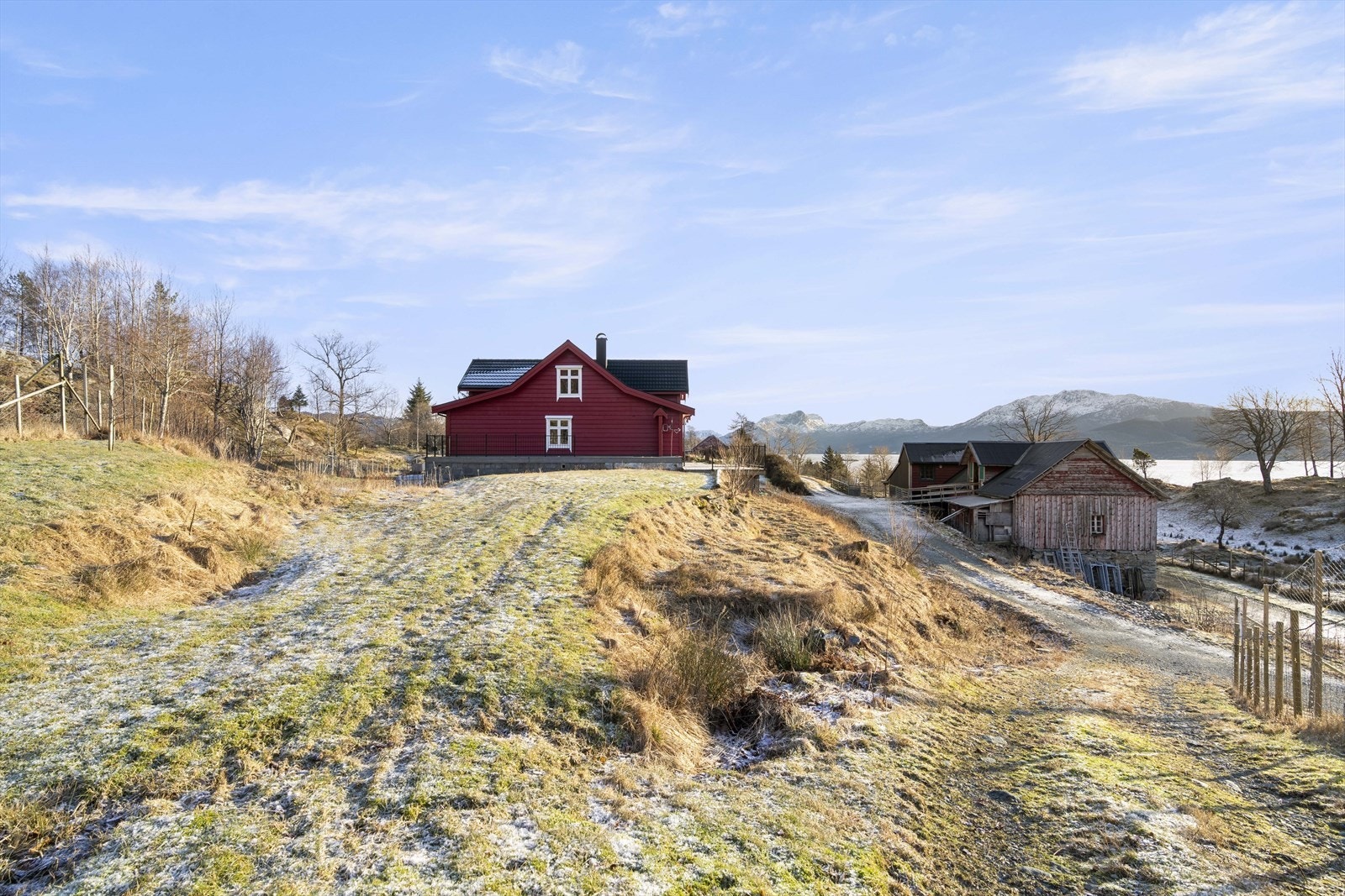 Utsikt over tunet og vidare mot fjorden. Galleribilde