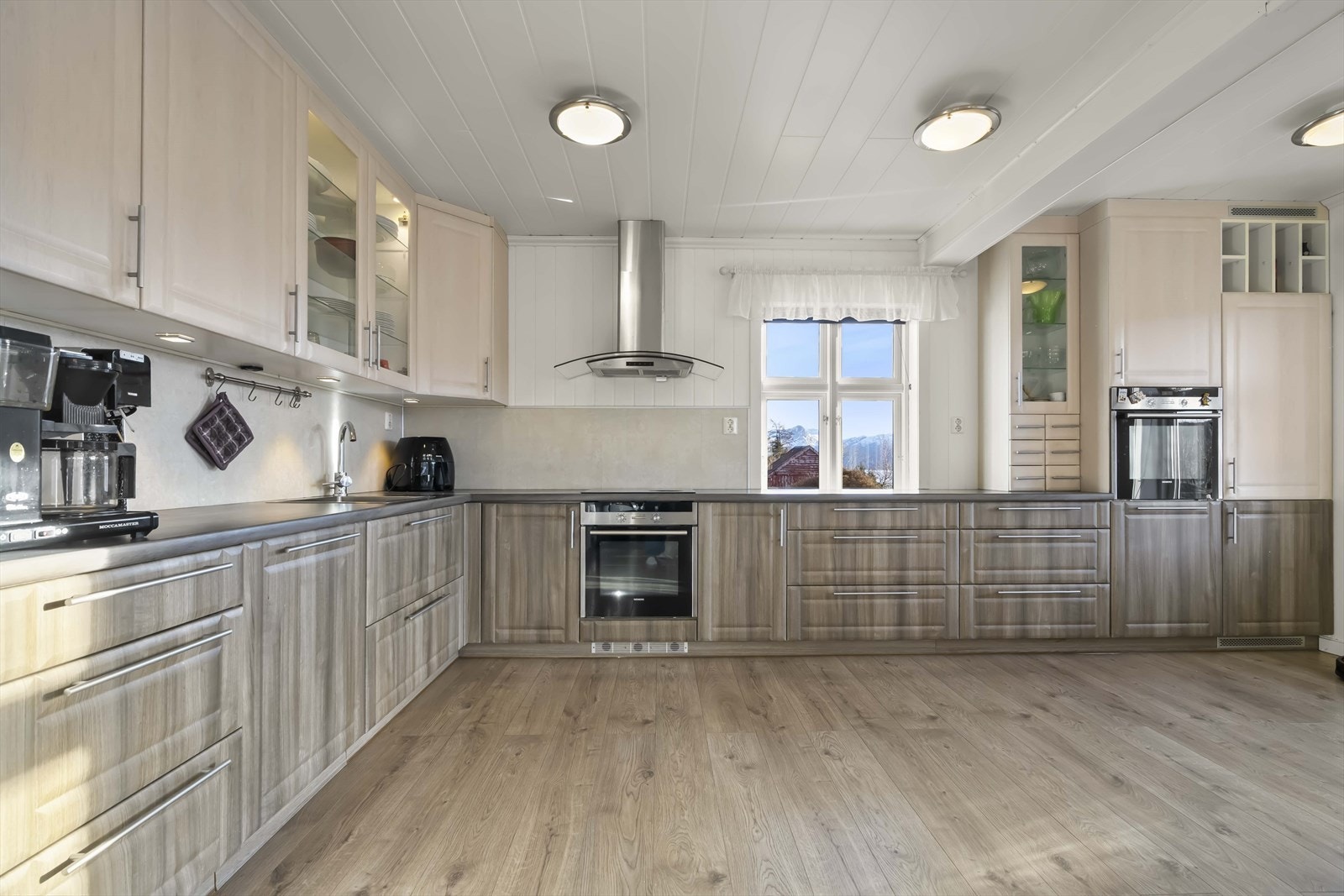 Kjøkkenet fekk ny innreiing i 2015 og har rikeleg med skap- og benkeplass. Galleribilde