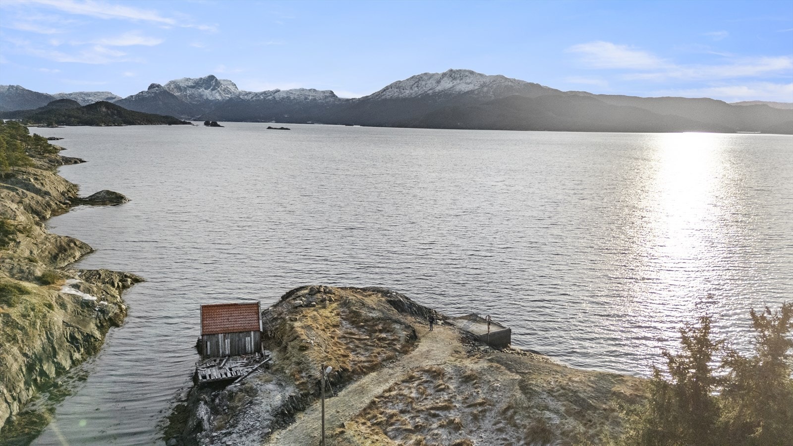 Gode høve for båtliv og fiske rett frå eigen eigedom. Galleribilde