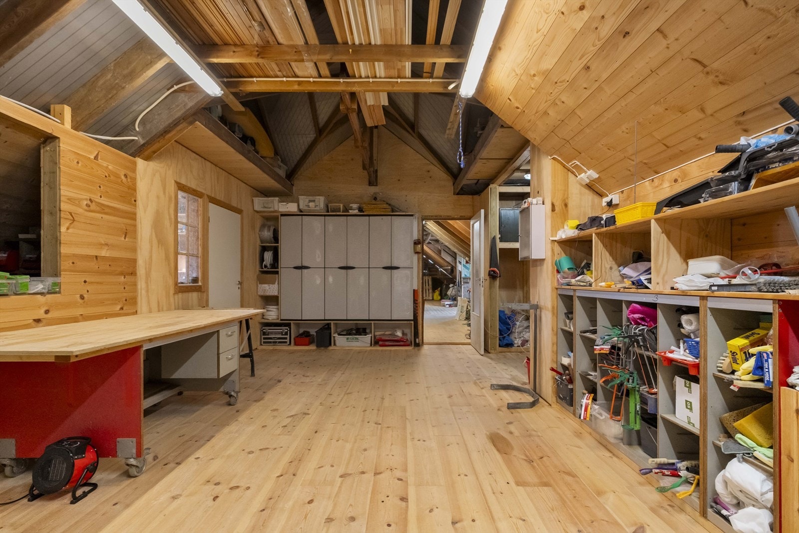 God lagringsplass og arbeidsflater i heile andre etasje. Galleribilde
