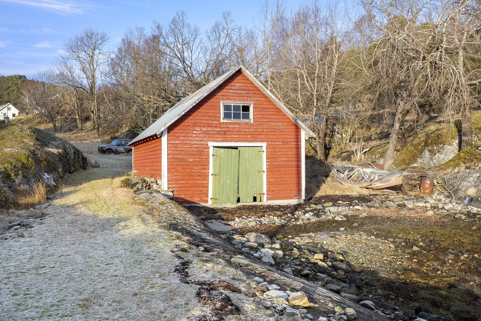 Naustet på 51 m² BTA er uisolert og har fått ny takkonstruksjon rundt 1990. Traktorveg fører heilt ned. Galleribilde