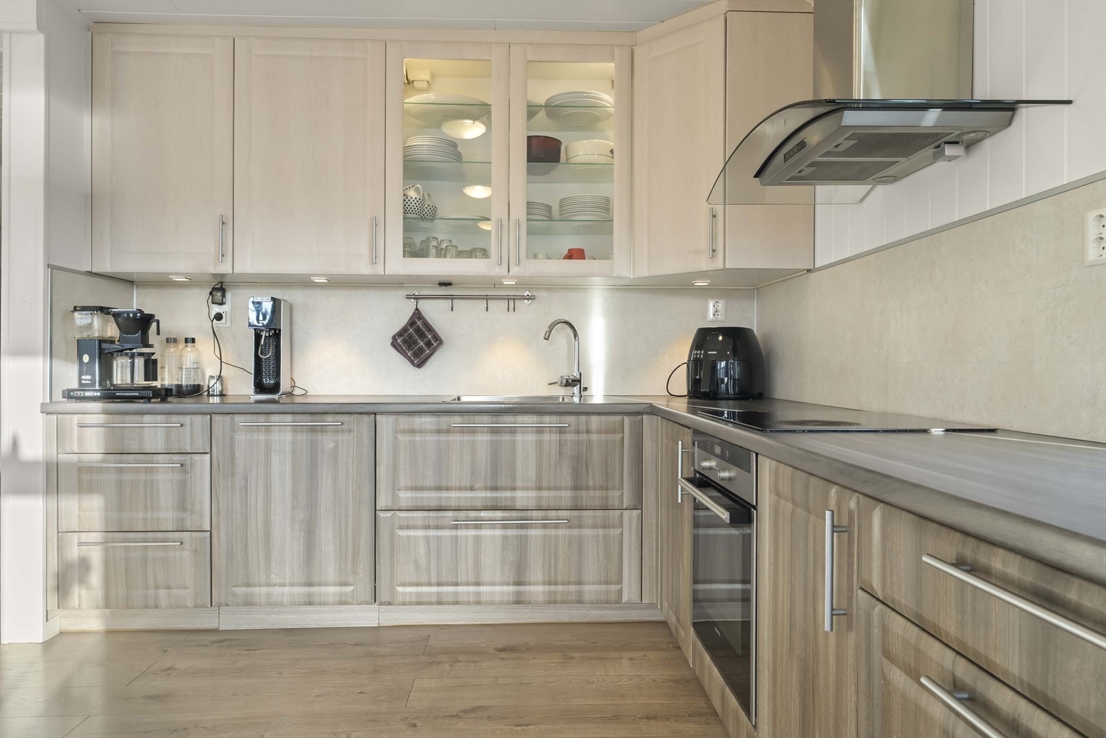 Kjøkkenet er utstyrt med komfyrvakt for auka tryggleik og har ventilator med kanal ut i vegg. Galleribilde