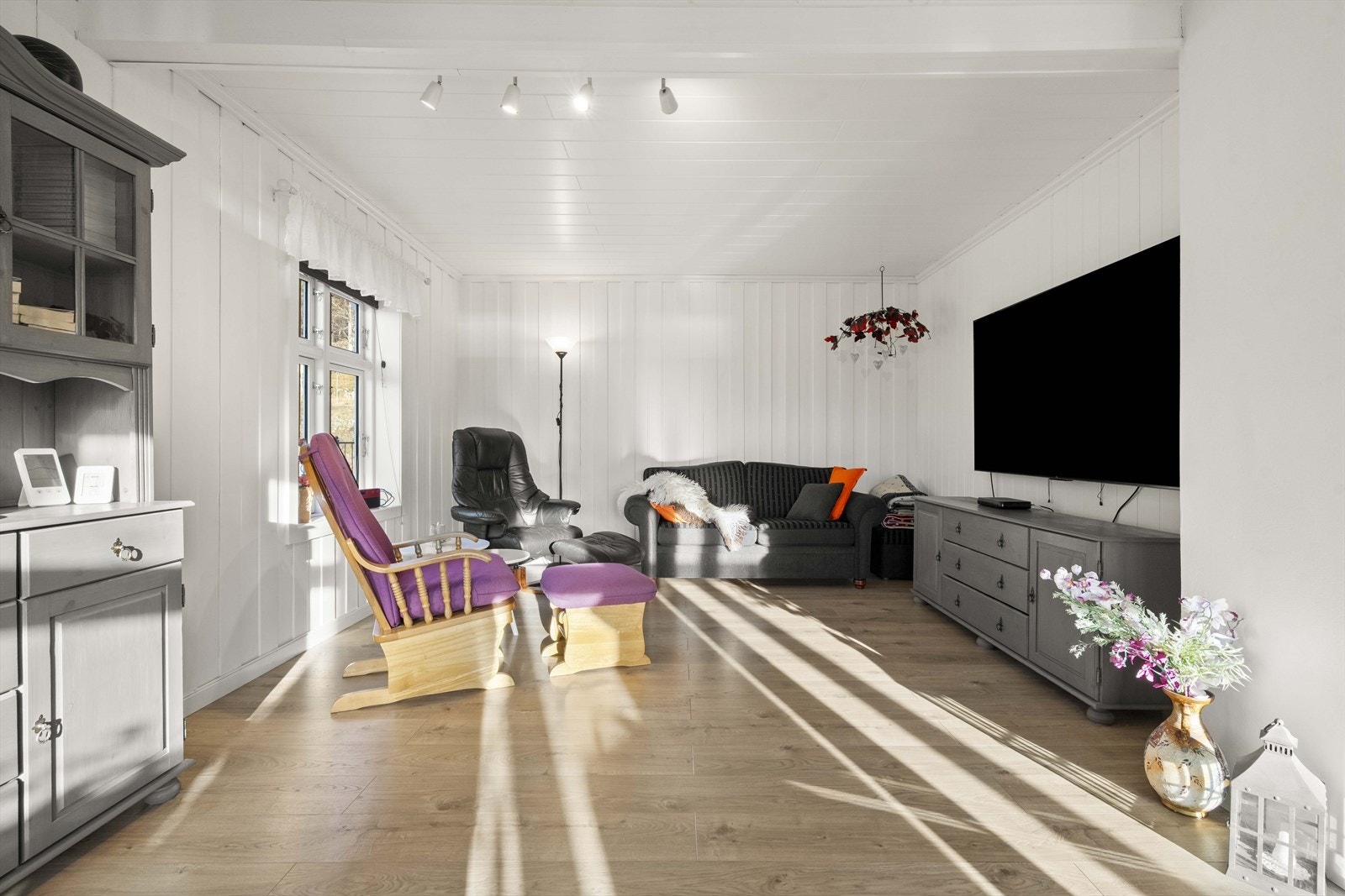 Ein eigen del av stova er tilrettelagt som TV-krok, noko som gir fleksibilitet i møbleringa. Galleribilde