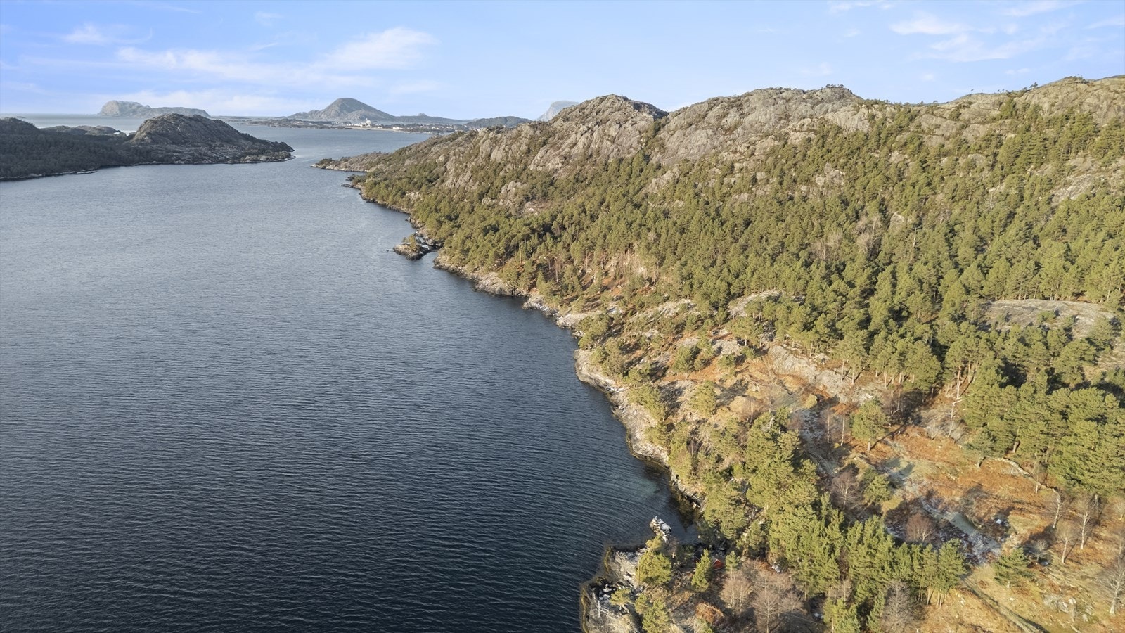 Kystlinja rundt øya er prega av svaberg og små, urørte viker. Galleribilde