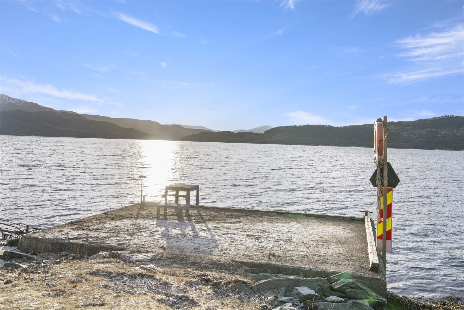 Eigedomen har tilkomst via sjøvegen. Dette er den offentlege kaia på Ålvora. Galleribilde