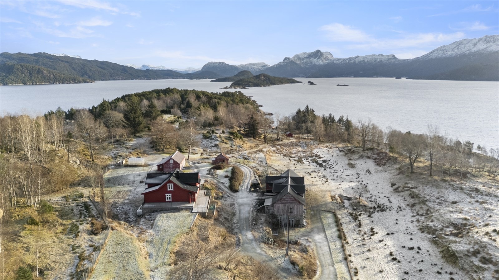 Her får du eit komplett gardsbruk med våningshus, kårhus, driftsbygning, naust og fleire andre bygningar for eit liv i pakt med naturen. Galleribilde