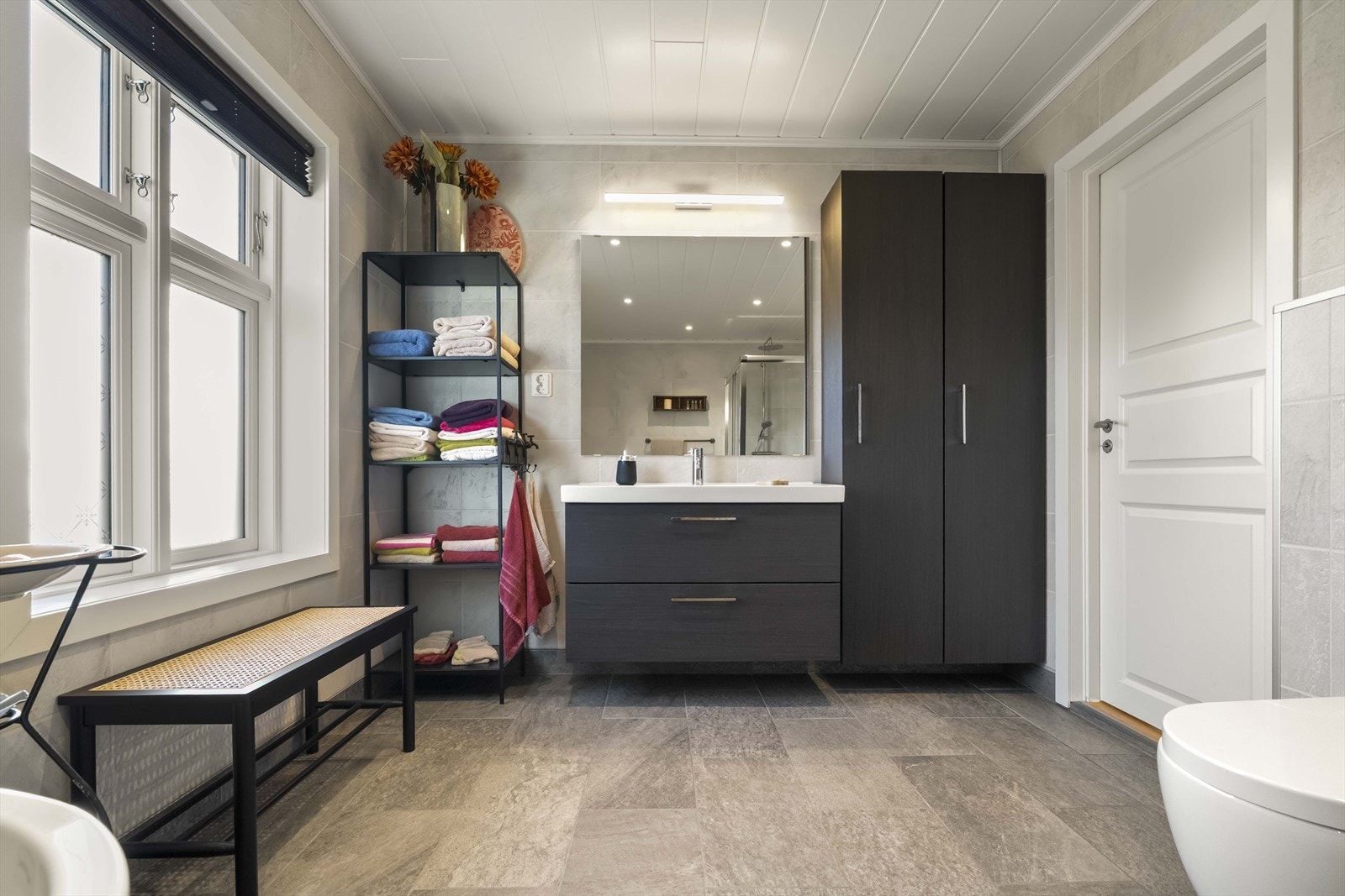 Baderomsinnreiing frå Ikea (2022) med gode oppbevaringsmoglegheiter. Heile VVS-anlegget med rør-i-rør er frå 2021. Galleribilde