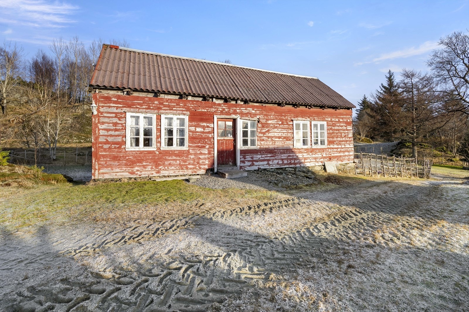 Det eldre våningshuset frå ca. 1850 er eit rehabiliteringsobjekt med stort potensial som kårhus. Galleribilde