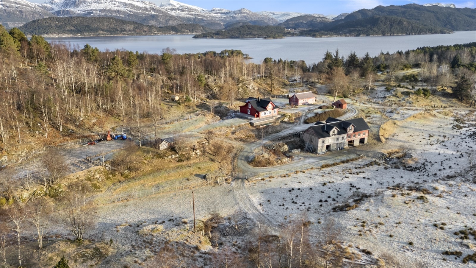 Eigedomen representerer ein sjeldan sjanse til å skaffe seg ein landbrukseigedom i kystlandskapet. Galleribilde