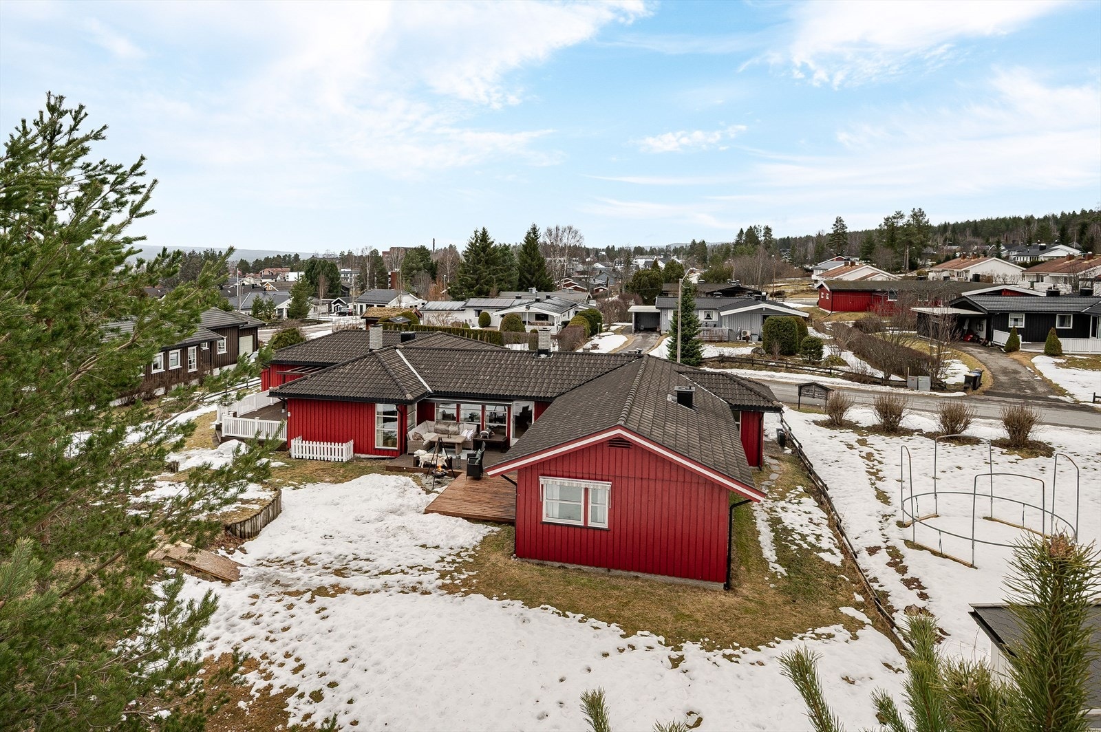 Velkommen til Velkommen til General Helsets veg 5! En stor og solrik eiendom på ca. 1 285,8m². Galleribilde