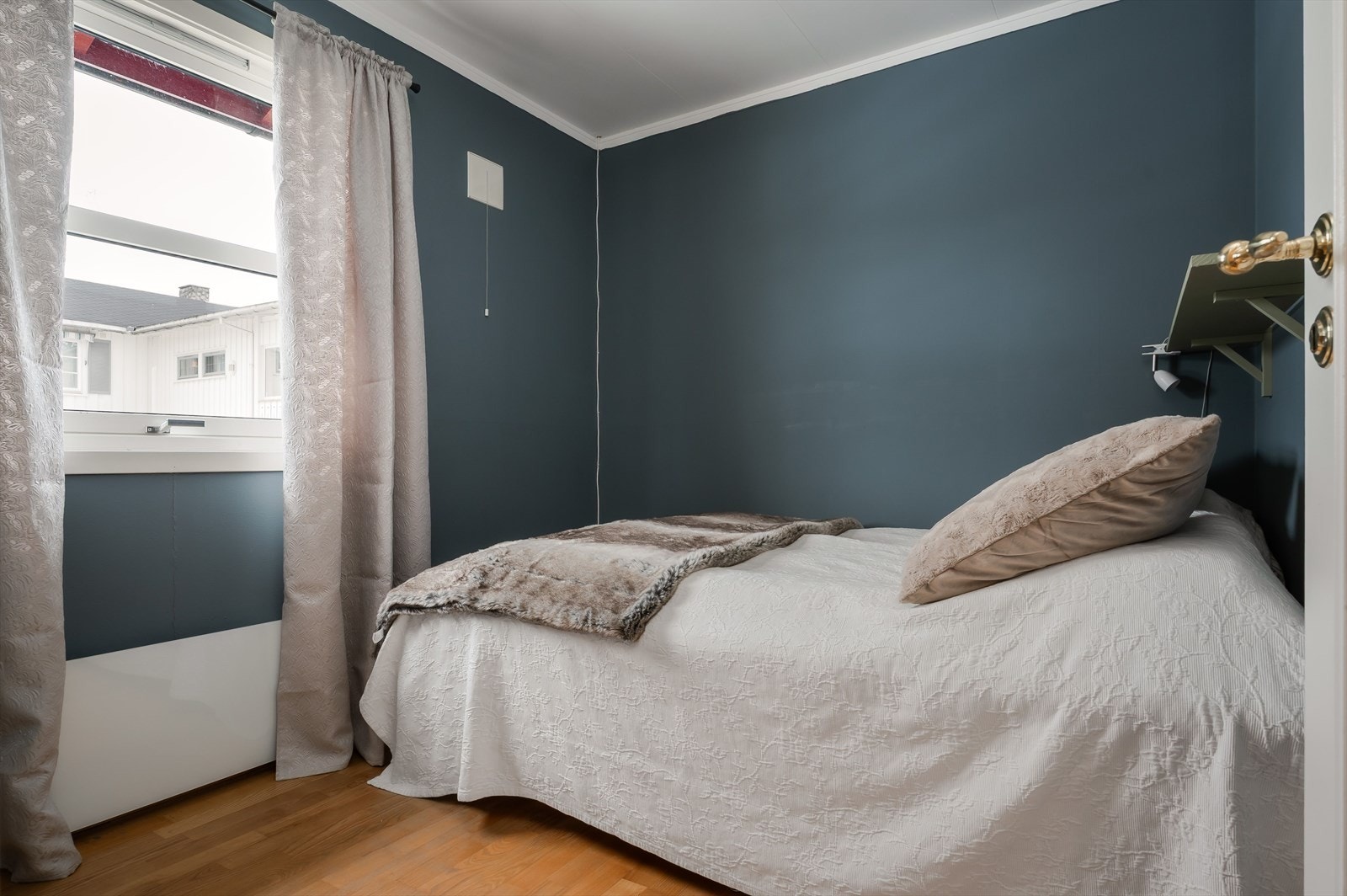 Soverom 4 har god standard med parkett på gulv og glatte overflater malt i en fin mørk blåfarge. Galleribilde