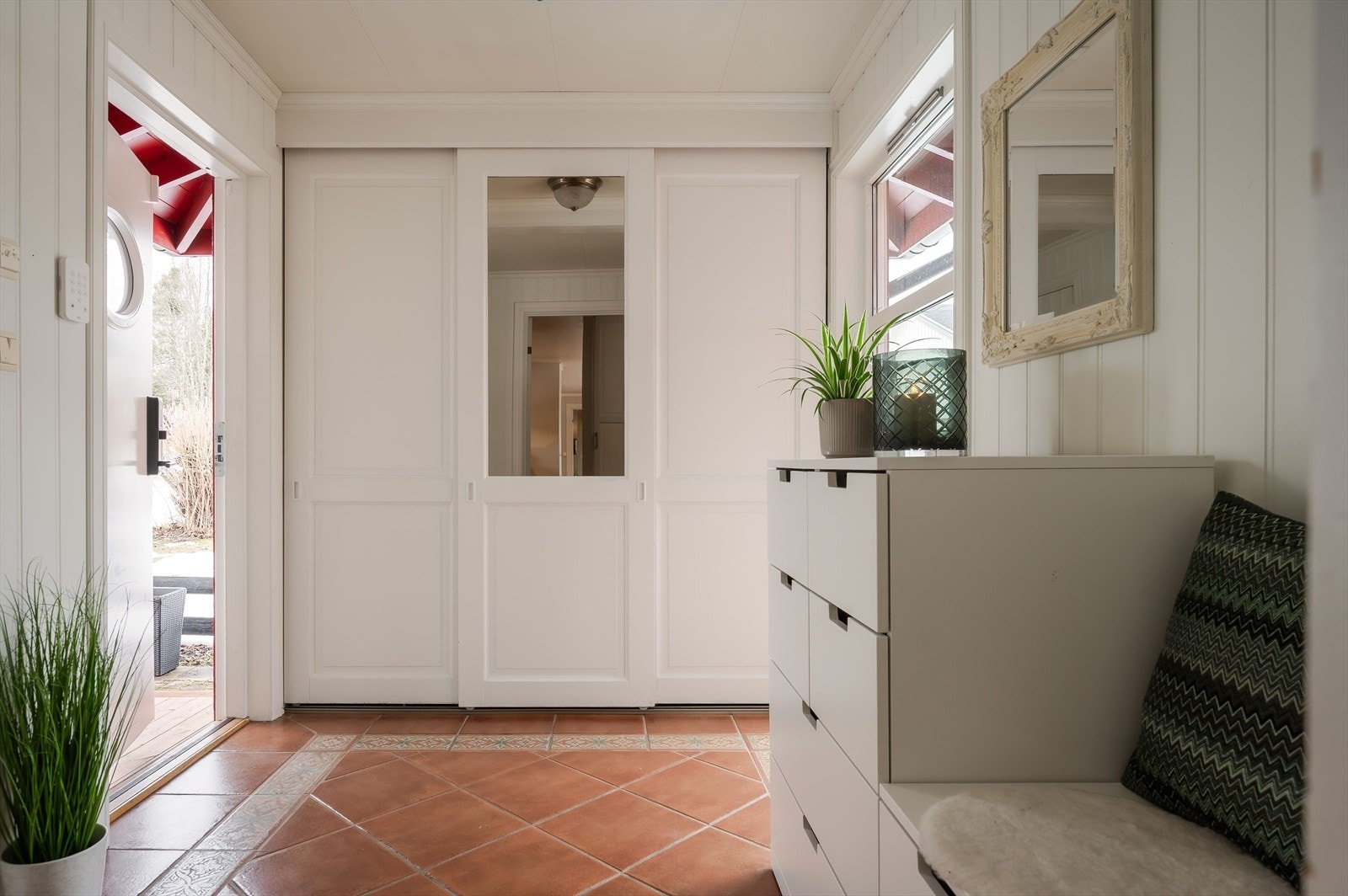 Når du entrer boligen kommer du inn i en lys og flott entré med flislagt gulv og gulvvarme. Her har du god plass til sko og yttertøy i plassbygget skyvedørsgarderobe. Galleribilde