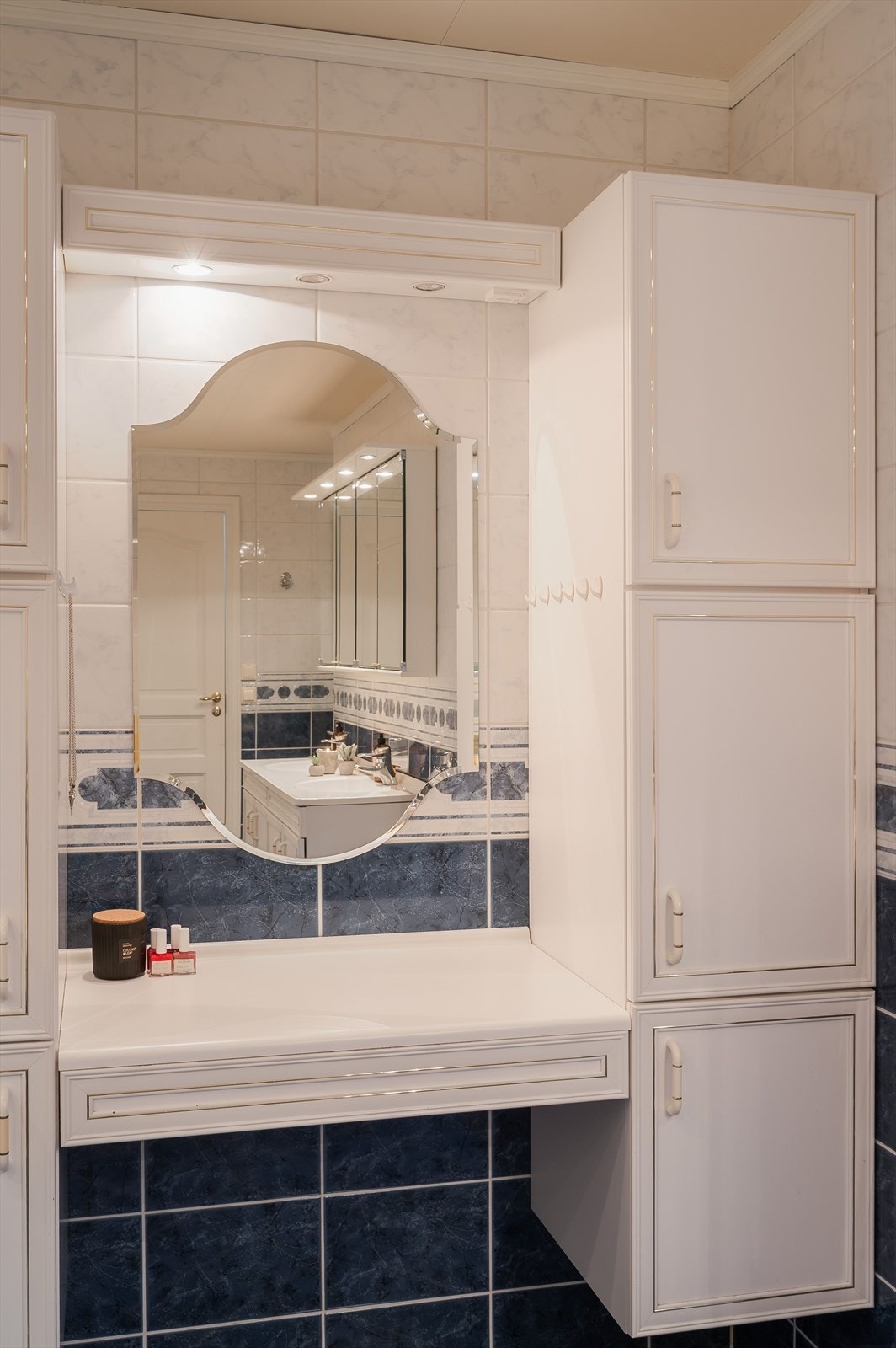 Det er også egen sminkeanretning med vegghengte skap og benkeplate med speil og belysning over. Galleribilde