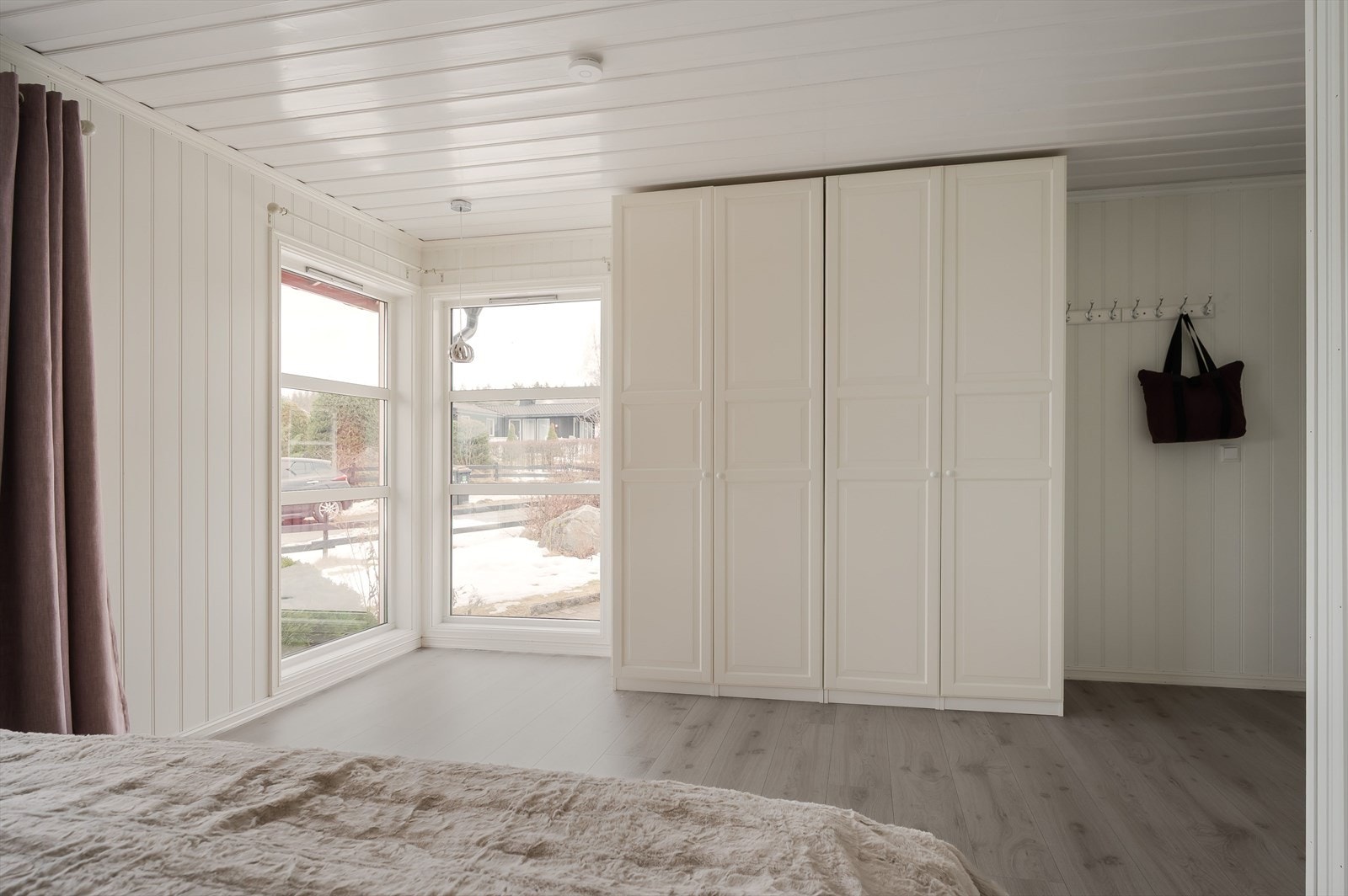 På soverommet er det god plass til stor dobbeltseng med tilhørende nattbord, samt oppbevaringsplass i medfølgende garderobeskap. Galleribilde