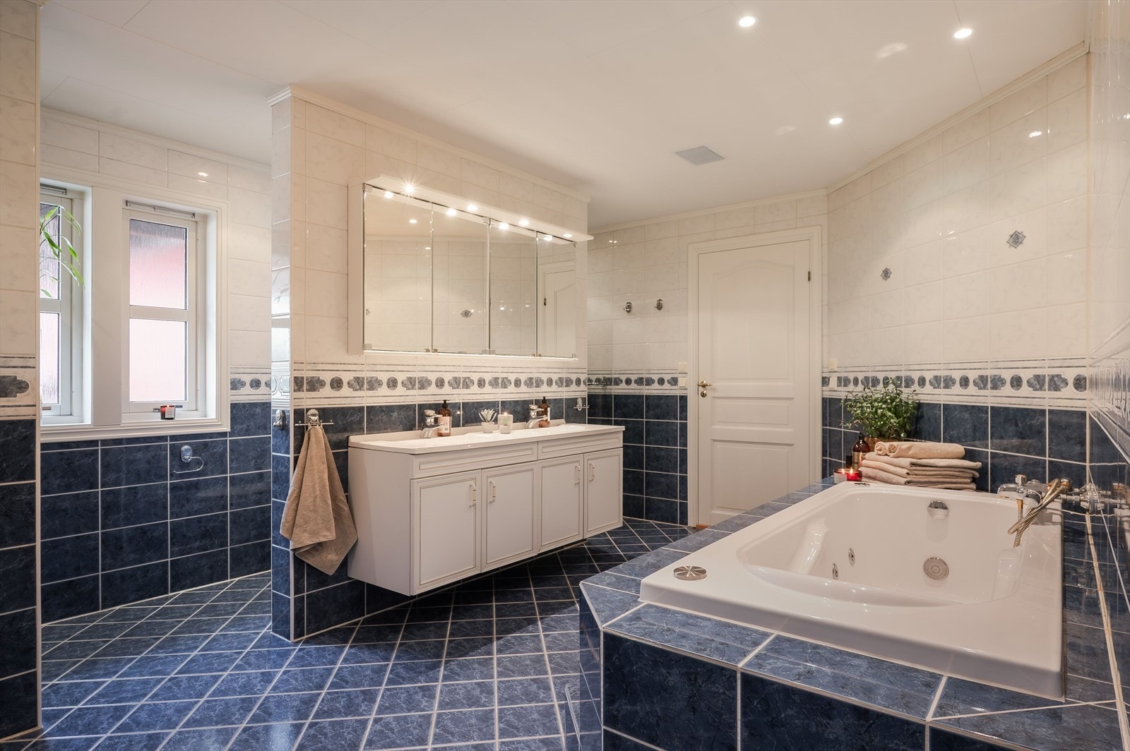 I tilknytning til hovedsoveommet er det er stort og pent velvære-baderom fra 1997. Baderommet har fliser på gulv og vegger, deilig gulvvarme, downlights i himlingen og mekanisk avtrekk. Galleribilde