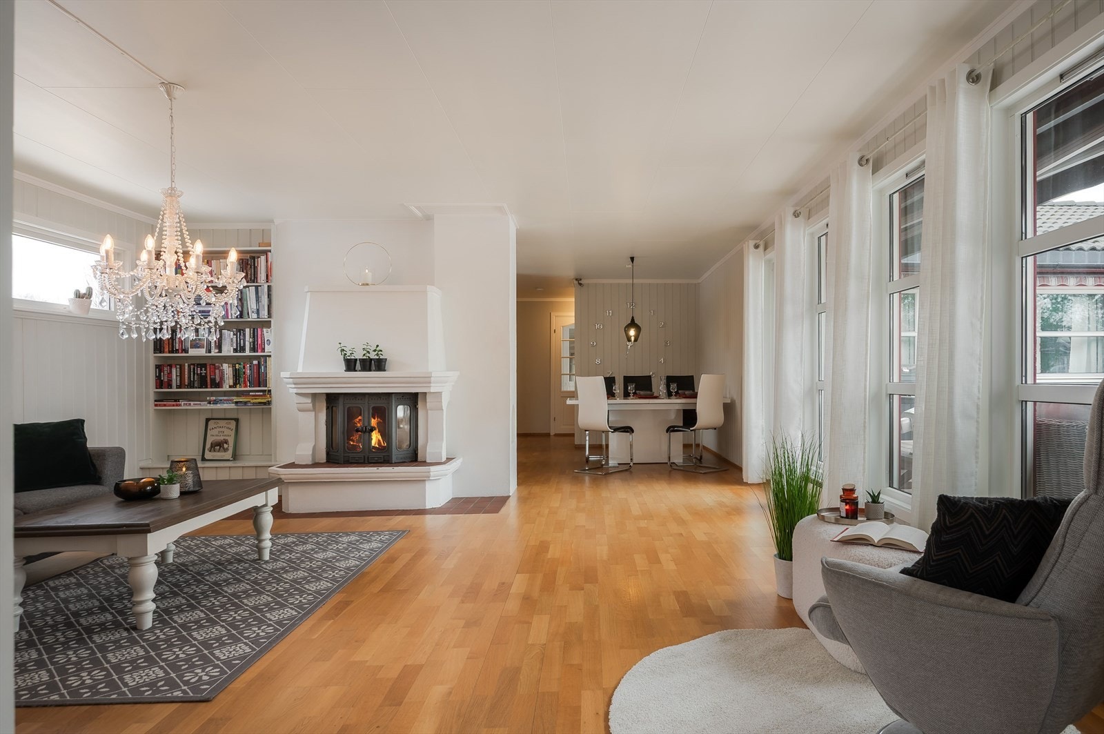 Videre kommer du inn i en stor, lys og flott stue. I stuen er det en koselig peis med peisinnsats som både gir god varme og bidrar til ekstra hygge. Galleribilde