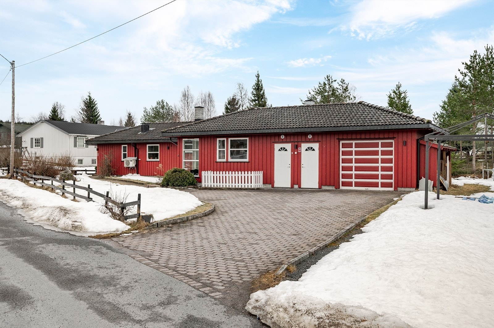 Eiendommen er bebygd med en stor, pen og velholdt enebolig fra 1974 som ble tilbygget i 1997. Gårdsplassen er pent opparbeidet med belegningsstein og kantstein. Galleribilde