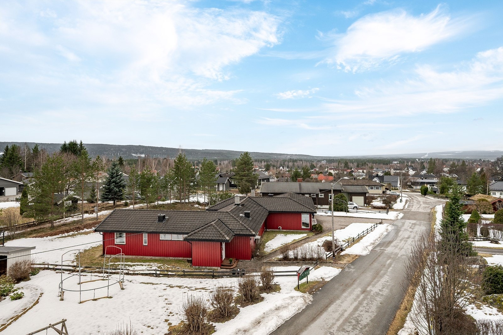 Eiendommen ligger i et godt etablert boligområde på Fjeldsetlia. Her bor du med kort avstand til Kiwi Fjeldset, barnehager og skoler, samt kun ca. 1,3 km til Elverum sentrum med øvrige fasiliteter. Nærhet til friluftsområder i Svartholtet. Galleribilde
