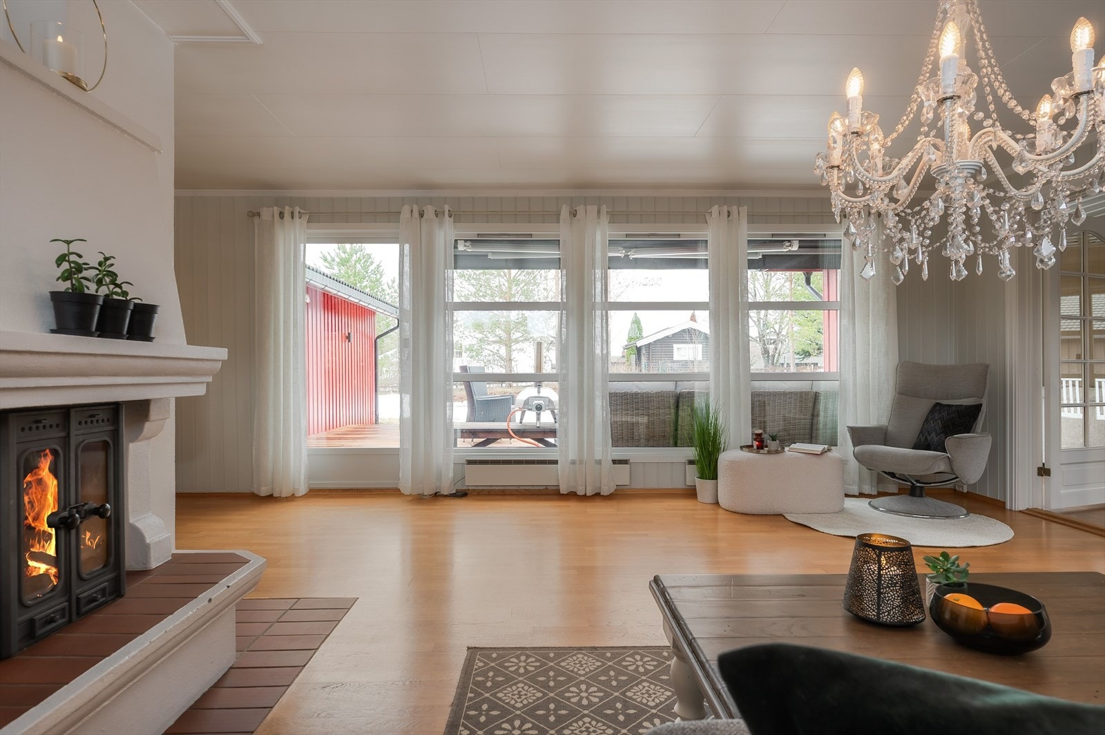 Stuen har god velholdt standard med parkett på gulv og lysmalt panel på veggene. De store vindusflatene slipper inn rikelig med naturlig lys. Galleribilde