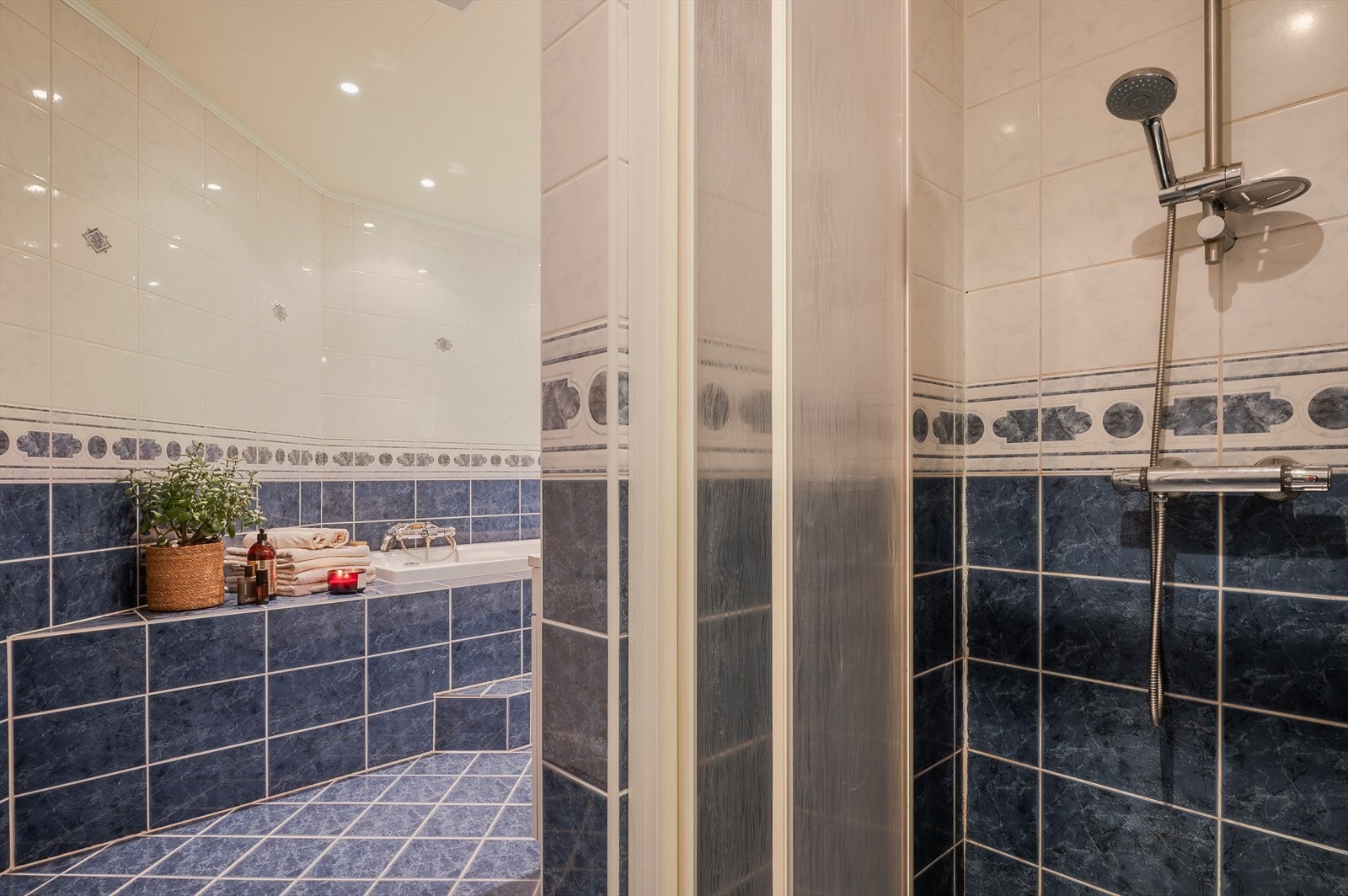 Baderommet er utstyrt med både badekar og dusjnisje. Galleribilde