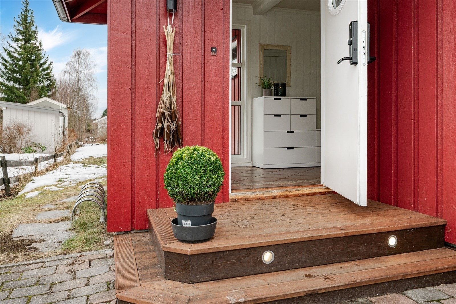 Du ønskes velkommen inn via et hyggelig inngangsparti med innfelt belysning i trappen, utebelysning på vegg og kodelås montert på ytterdøren. Galleribilde