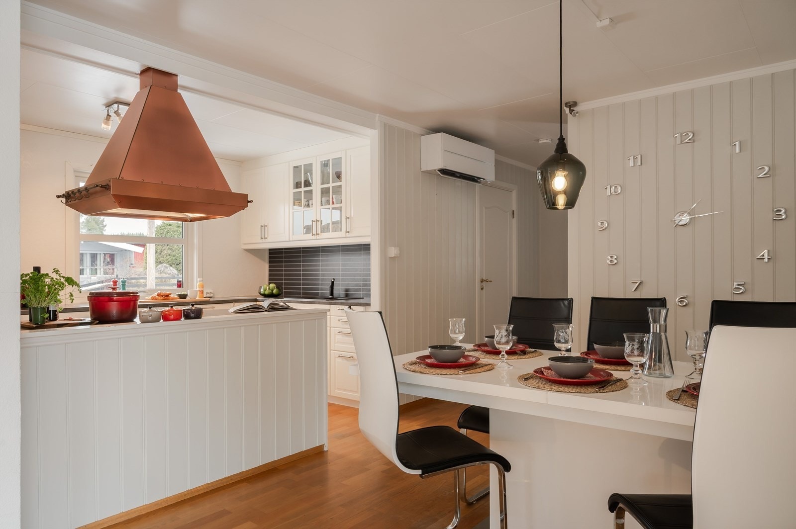 Videre kommer du inn til spisestuen som ligger i en fin og sosial åpen løsning med kjøkkenet. Det er montert luft-til-luft varmepumpe fra 2024 som sørger for en god og jevn varme på kaldere høst- og vinterdager. Galleribilde