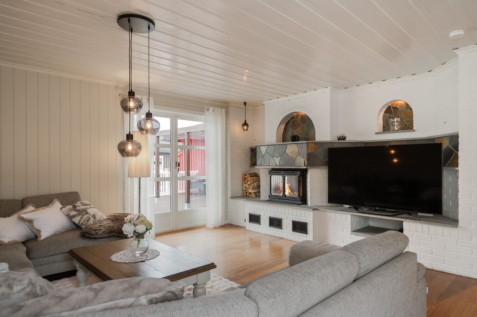 Fra stuen er det doble dører ut til nok en lys og flott stue som ble tilbygget i 1997. I stuen er det en fin murt peis med peisinnsats og flotte detaljer. Galleribilde
