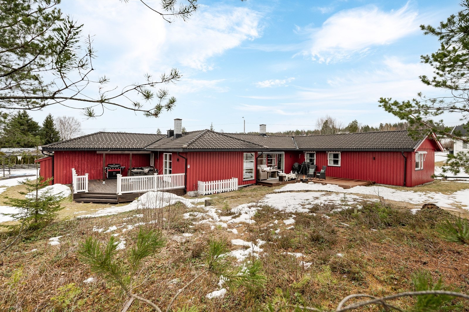 Med to solrike terrasser og stor hage ligger alt til rette for mye utendørs hygge gjennom hele året! Galleribilde