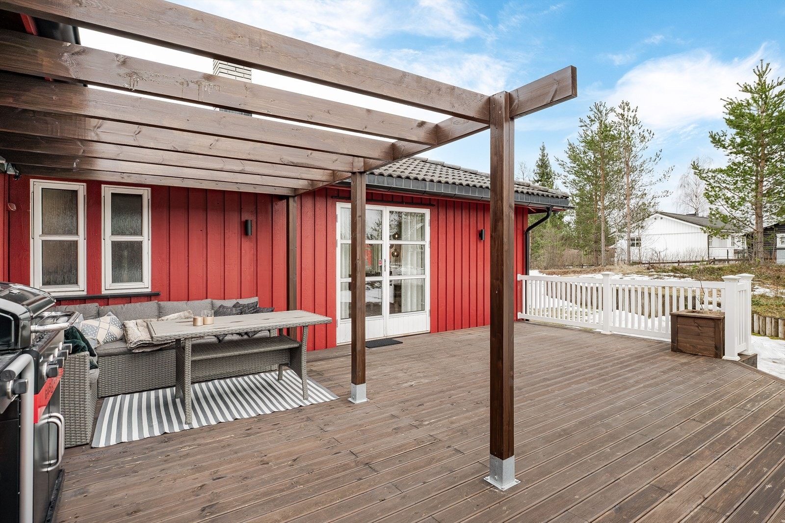Også fra denne stuen er det utgang til en stor og solrik terrasse mot sydvest. Terrassen har terrassebord på gulv, pergola og god plass til sittegrupper. Det er også montert utebelysning. Galleribilde