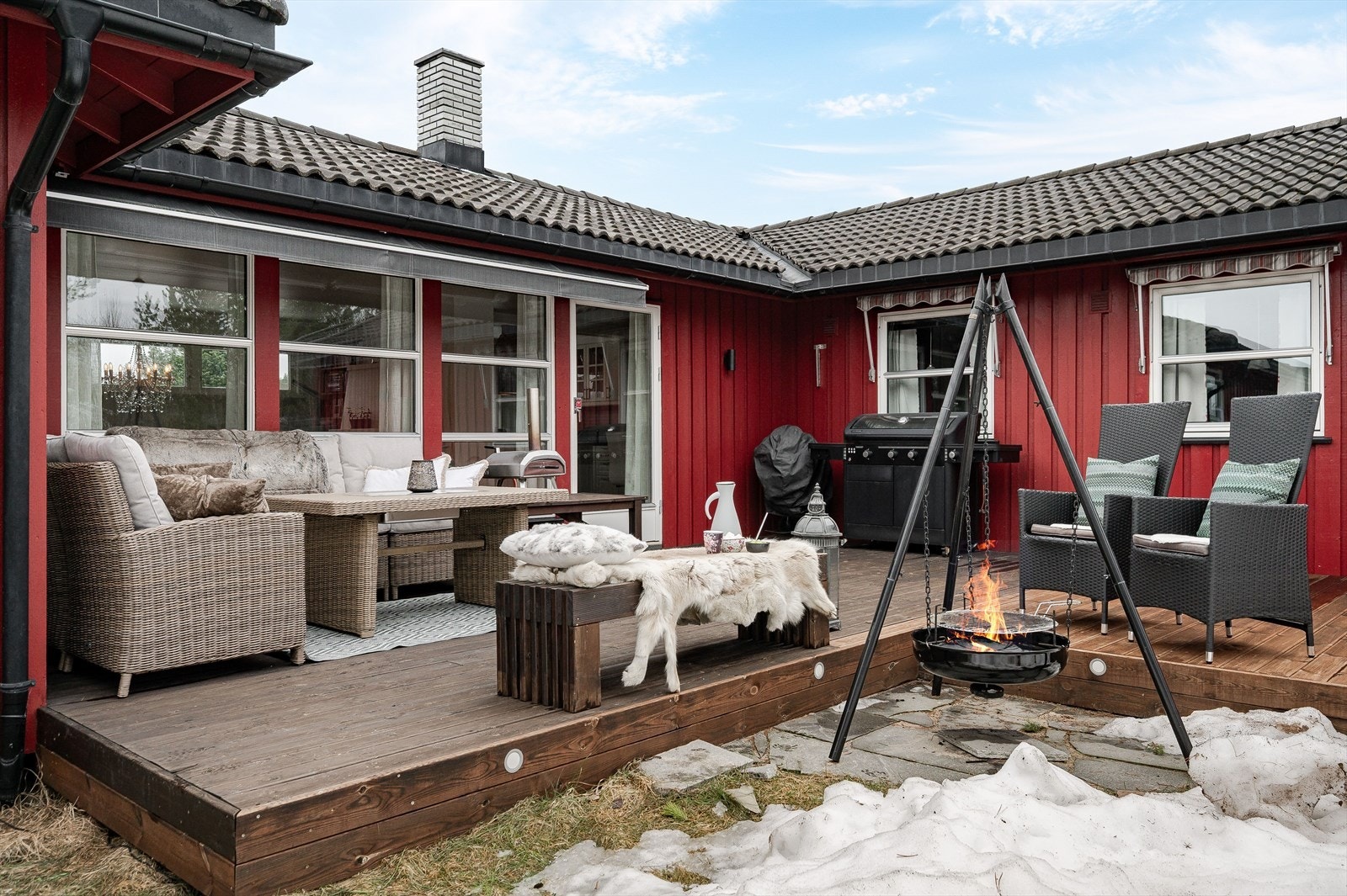 Terrassen har terrassebord med innfelt belysning i sokkelen og god plass til sittegrupper. Det er også montert markise og utebelysning. Utenfor terrassen er det en steinbelagt grillplass. Galleribilde
