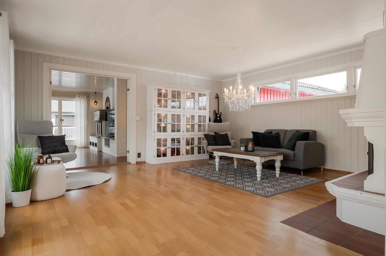 Stuen er romslig med god plass til sofagruppe og annet ønskelig møblement. Galleribilde