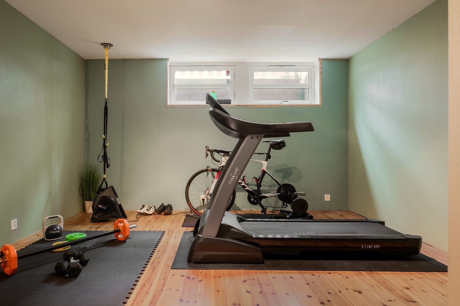 I tillegg er det kjeller med egen inngang som tidligere har vært utleid (ikke godkjent og må oppgraderes for å være beboelig). Galleribilde